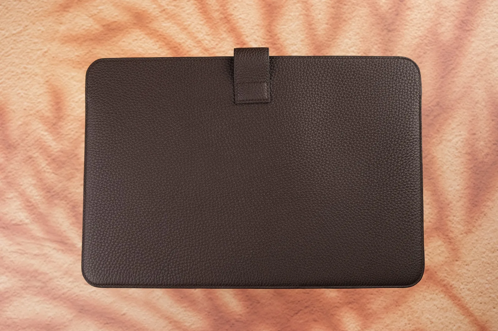 Ảnh Studio Bao da laptop BRISTO da Togo màu nâu Chocolate - Koi Leather