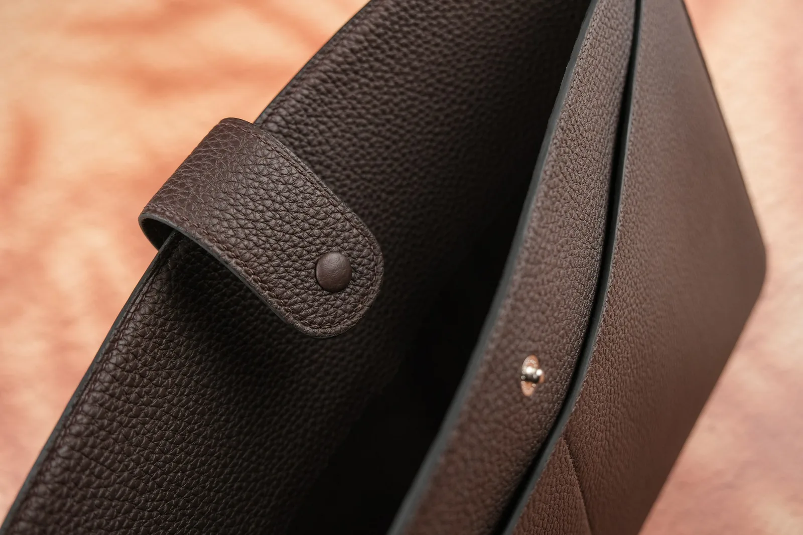 Ảnh Studio Bao da laptop BRISTO da Togo màu nâu Chocolate - Koi Leather