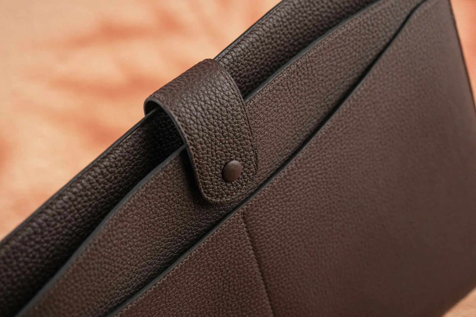Ảnh Studio Bao da laptop BRISTO da Togo màu nâu Chocolate - Koi Leather