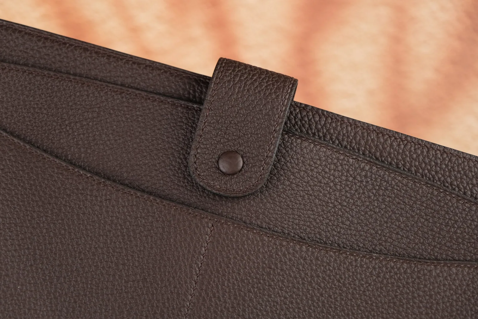 Ảnh Studio Bao da laptop BRISTO da Togo màu nâu Chocolate - Koi Leather