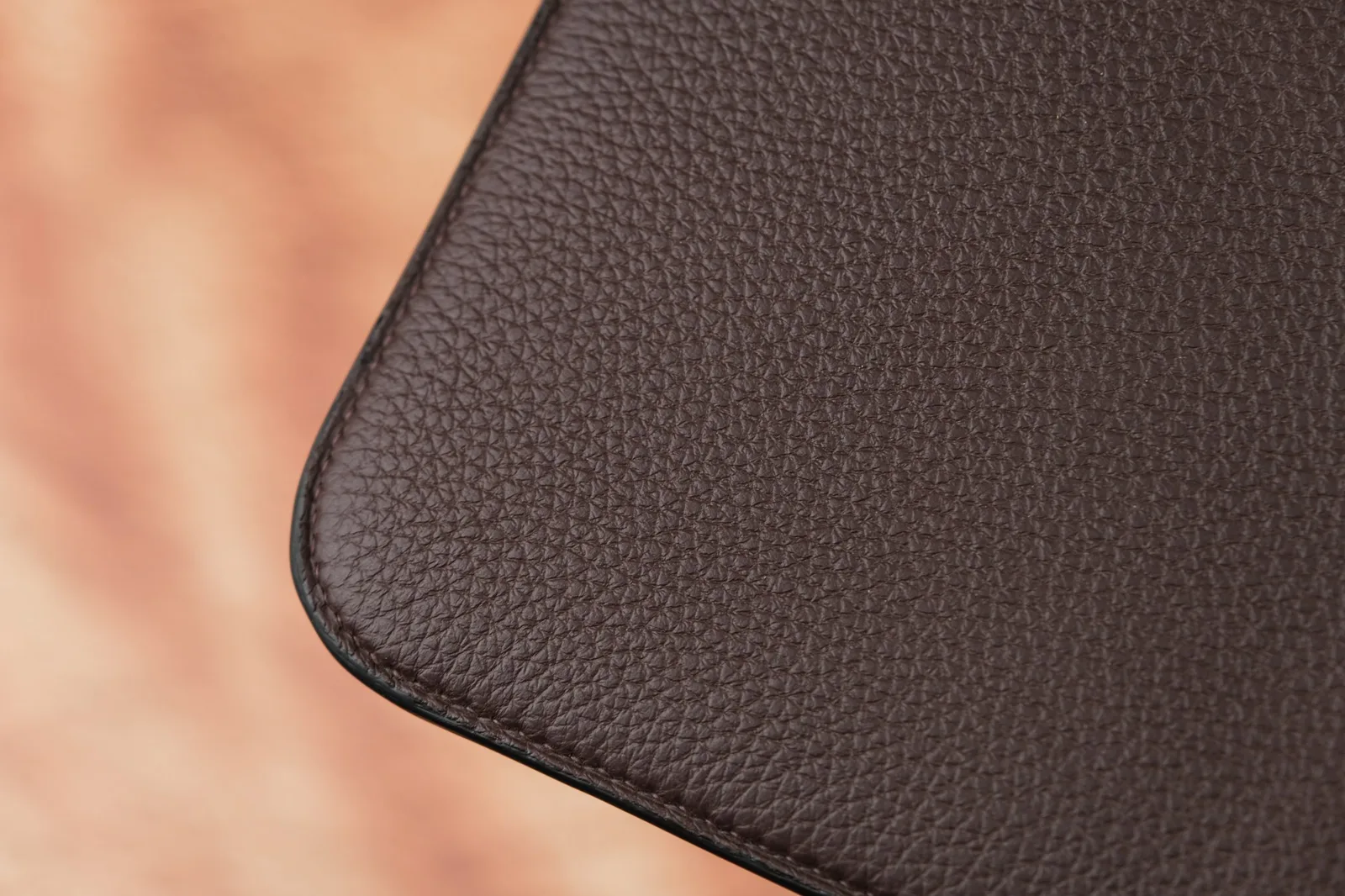 Ảnh Studio Bao da laptop BRISTO da Togo màu nâu Chocolate - Koi Leather