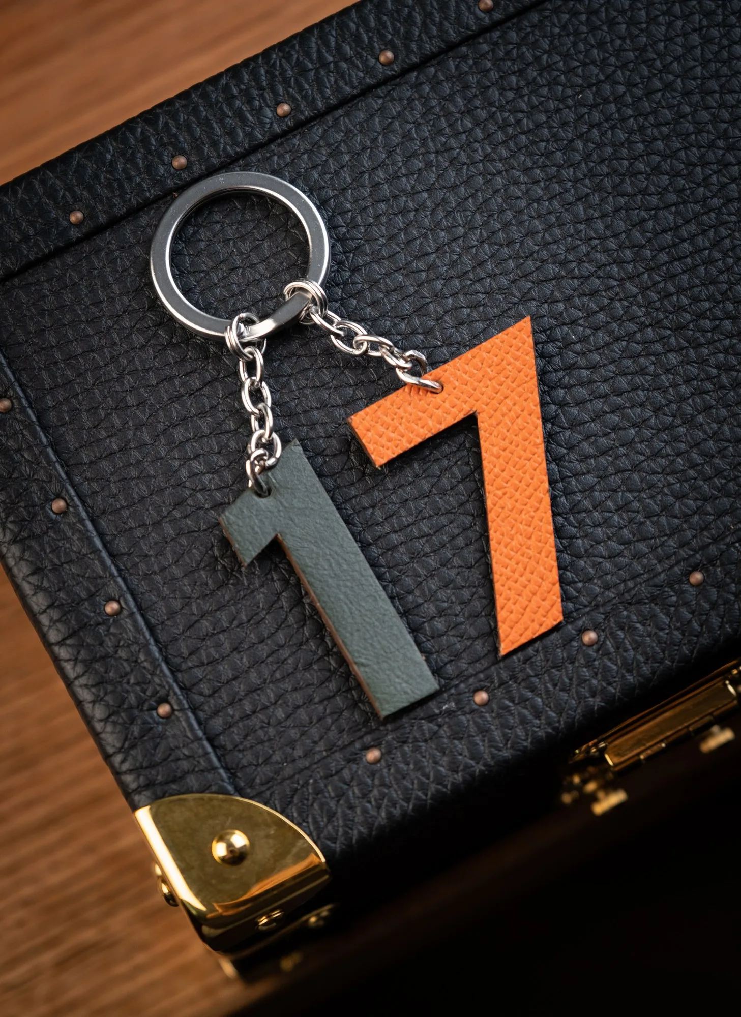 Ảnh Studio Móc khóa da Epsom phối màu tạo hình chữ số - Koi Leather