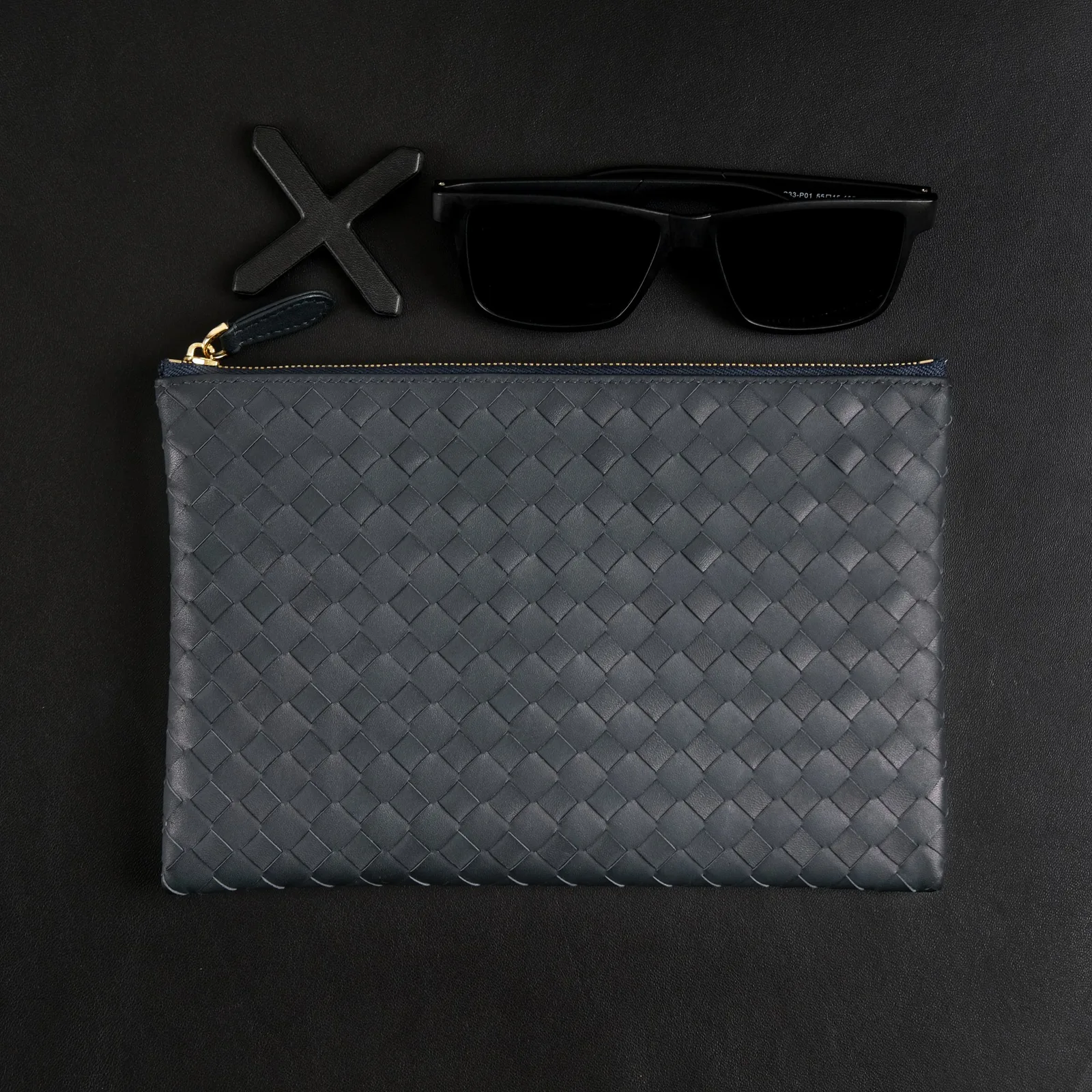 Ảnh Studio Clutch cầm tay da đan màu xanh navy - Koi Leather