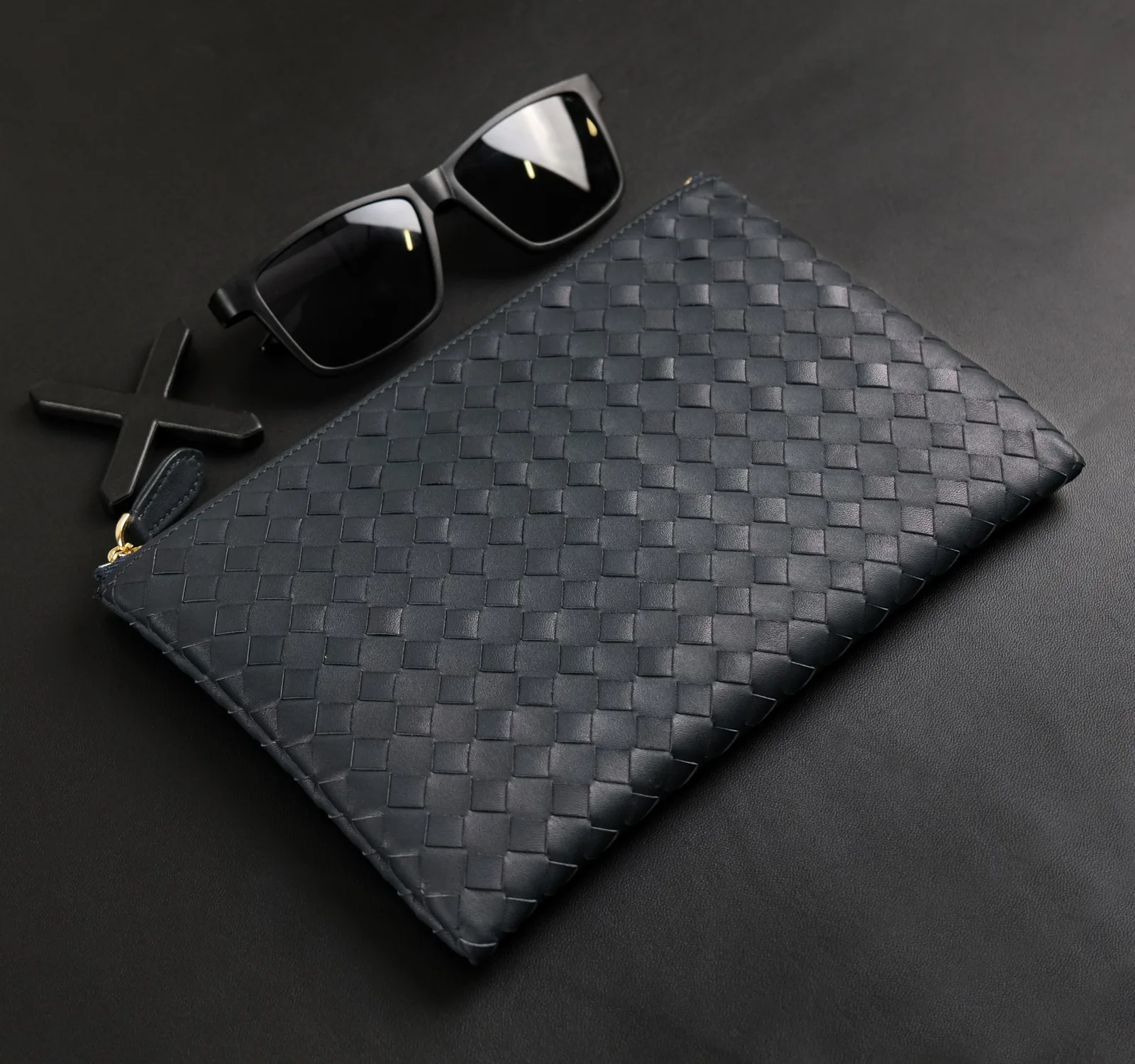 Ảnh Studio Clutch cầm tay da đan màu xanh navy - Koi Leather