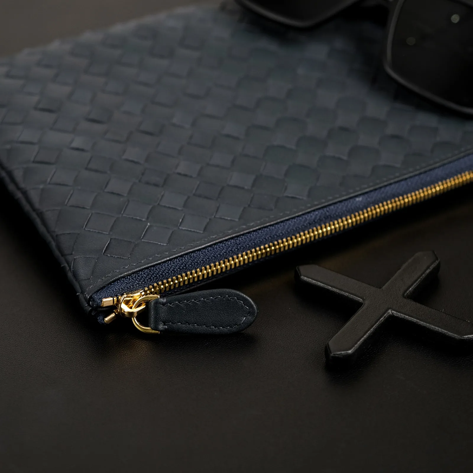 Ảnh Studio Clutch cầm tay da đan màu xanh navy - Koi Leather