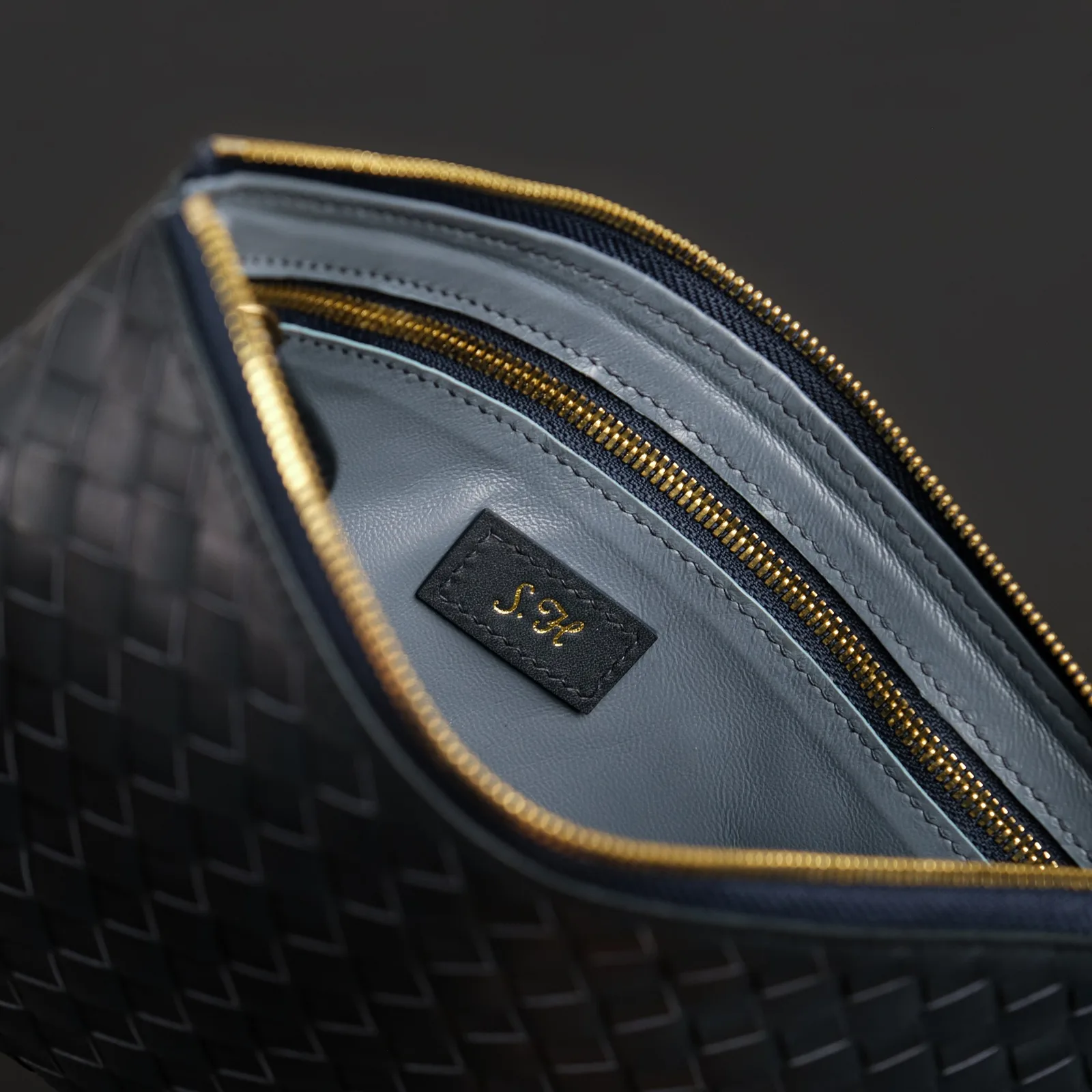 Ảnh Studio Clutch cầm tay da đan màu xanh navy - Koi Leather