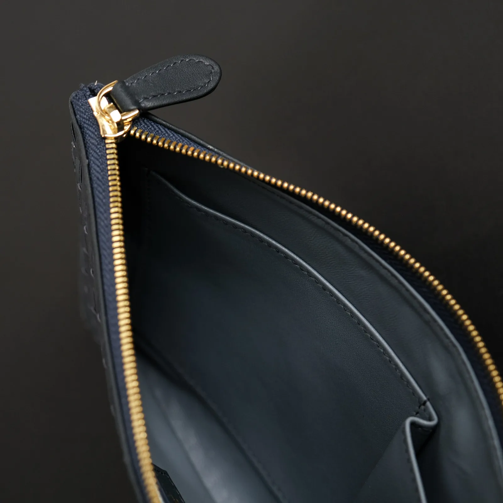 Ảnh Studio Clutch cầm tay da đan màu xanh navy - Koi Leather