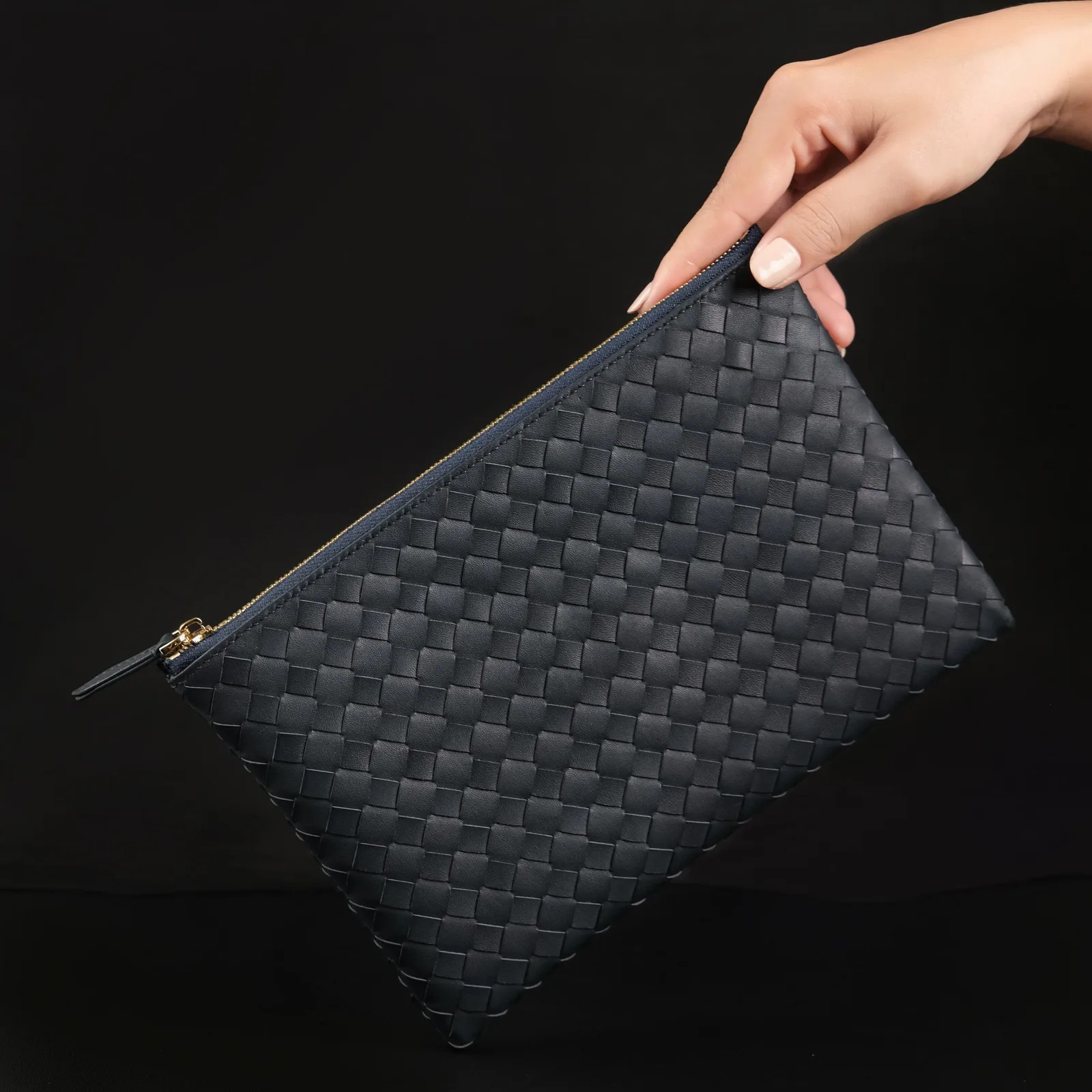 Ảnh Lifestyle Clutch cầm tay da đan màu xanh navy - Koi Leather