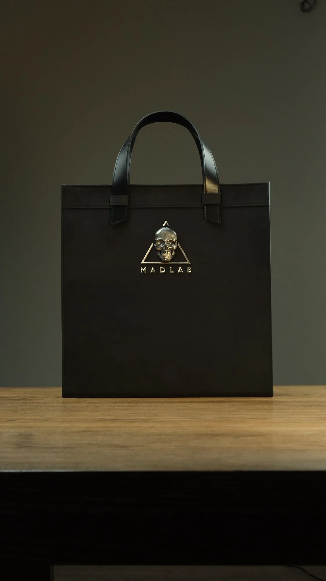 Ảnh Studio Túi tote da Nubuck màu đen dáng đứng - Koi Leather