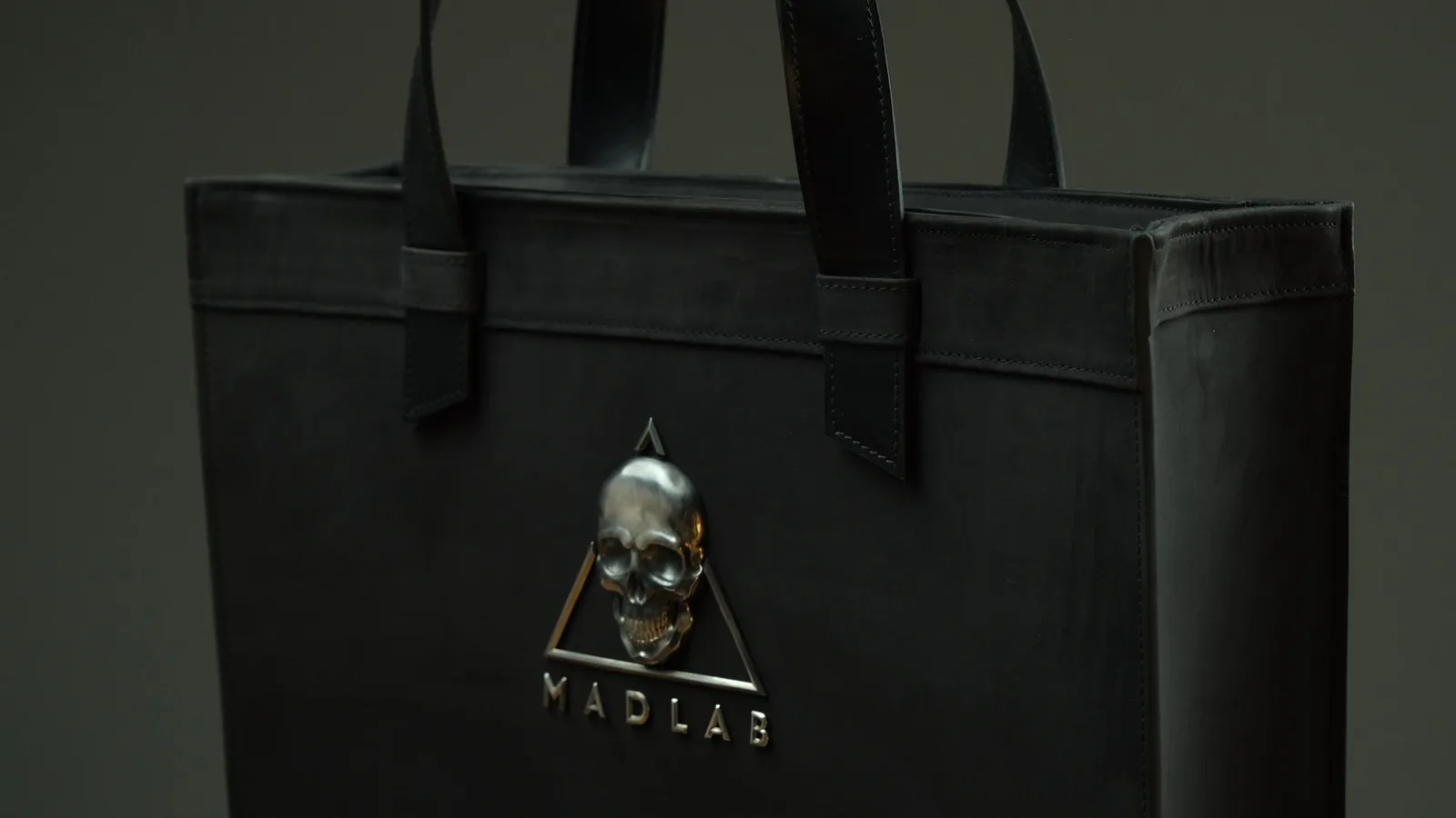 Ảnh Studio Túi tote da Nubuck màu đen dáng đứng - Koi Leather