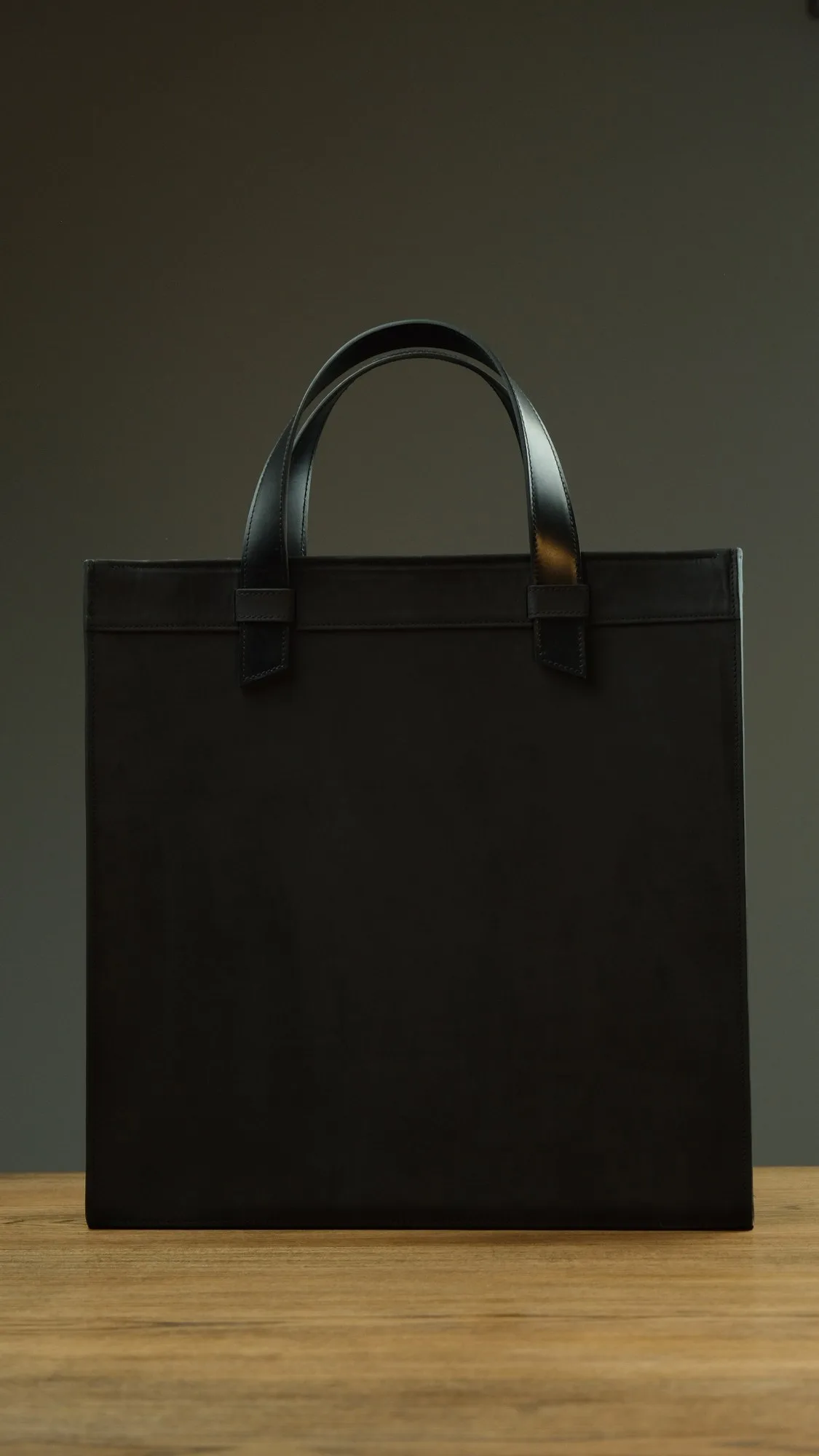Ảnh Studio Túi tote da Nubuck màu đen dáng đứng - Koi Leather