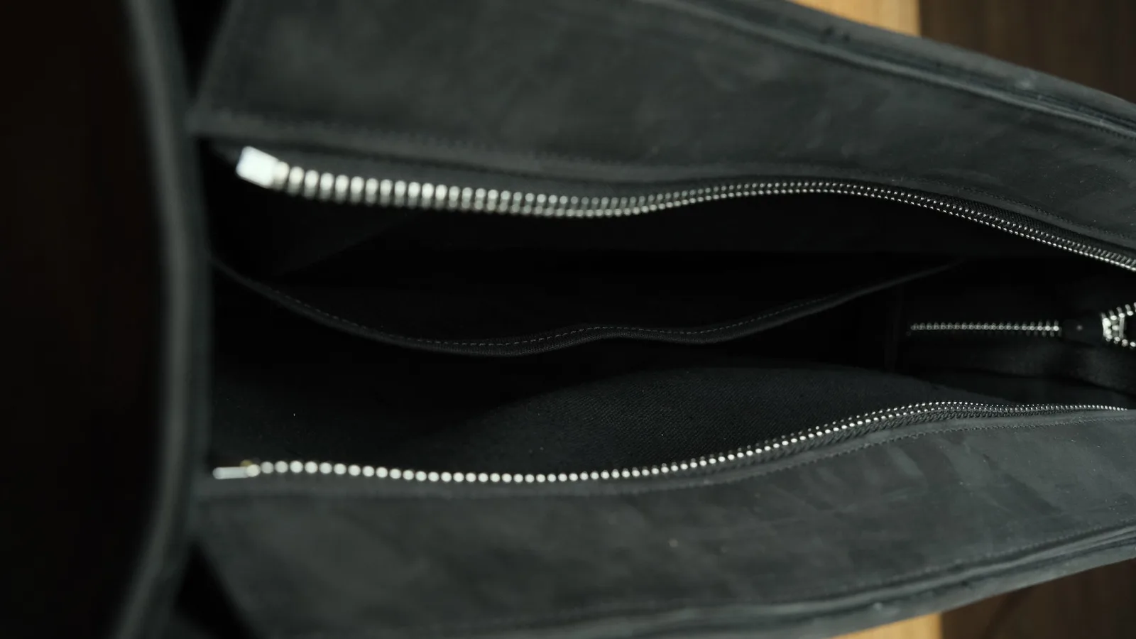 Ảnh Studio Túi tote da Nubuck màu đen dáng đứng - Koi Leather