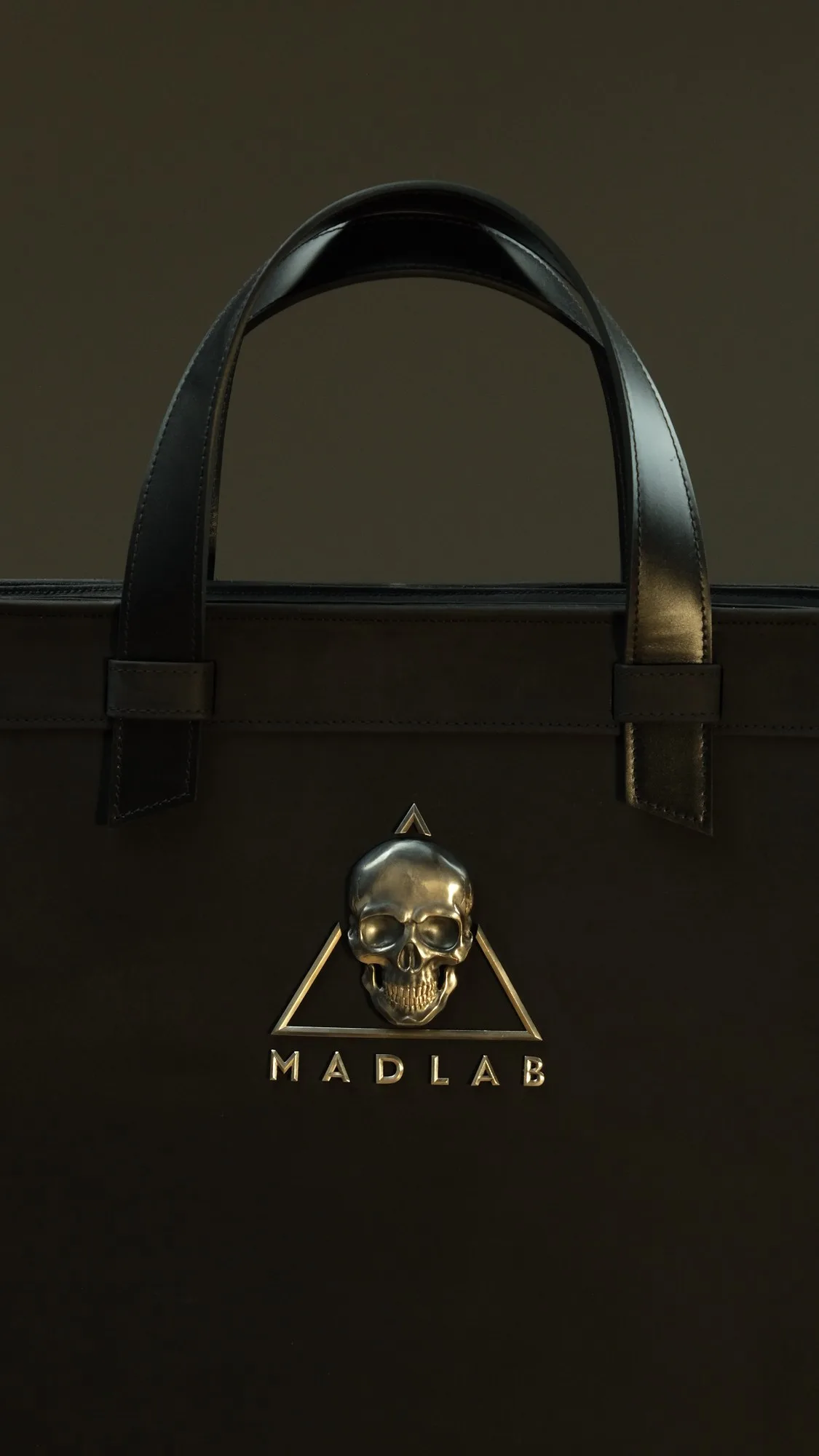 Ảnh Studio Túi tote da Nubuck màu đen dáng đứng - Koi Leather