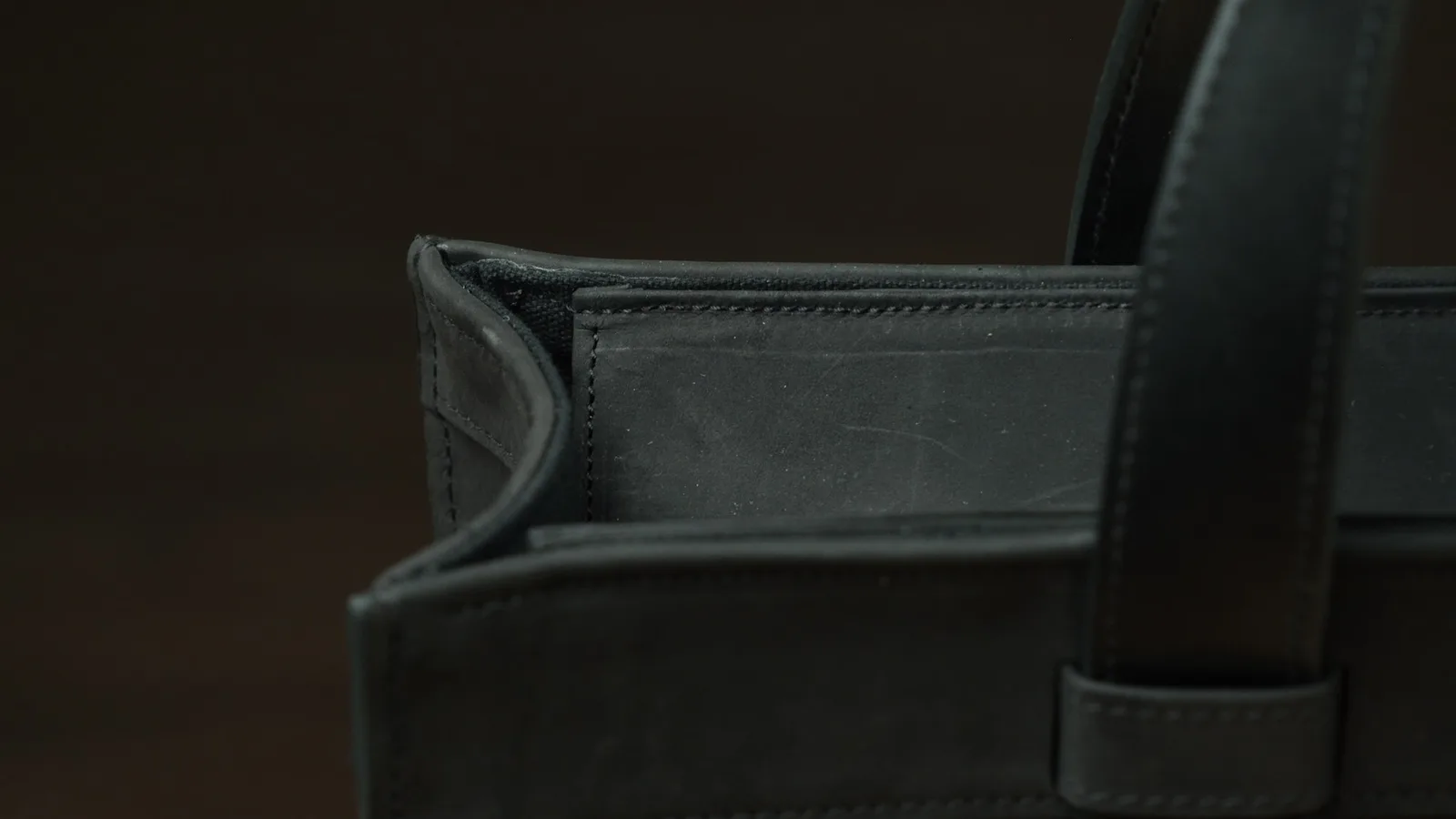 Ảnh Studio Túi tote da Nubuck màu đen dáng đứng - Koi Leather