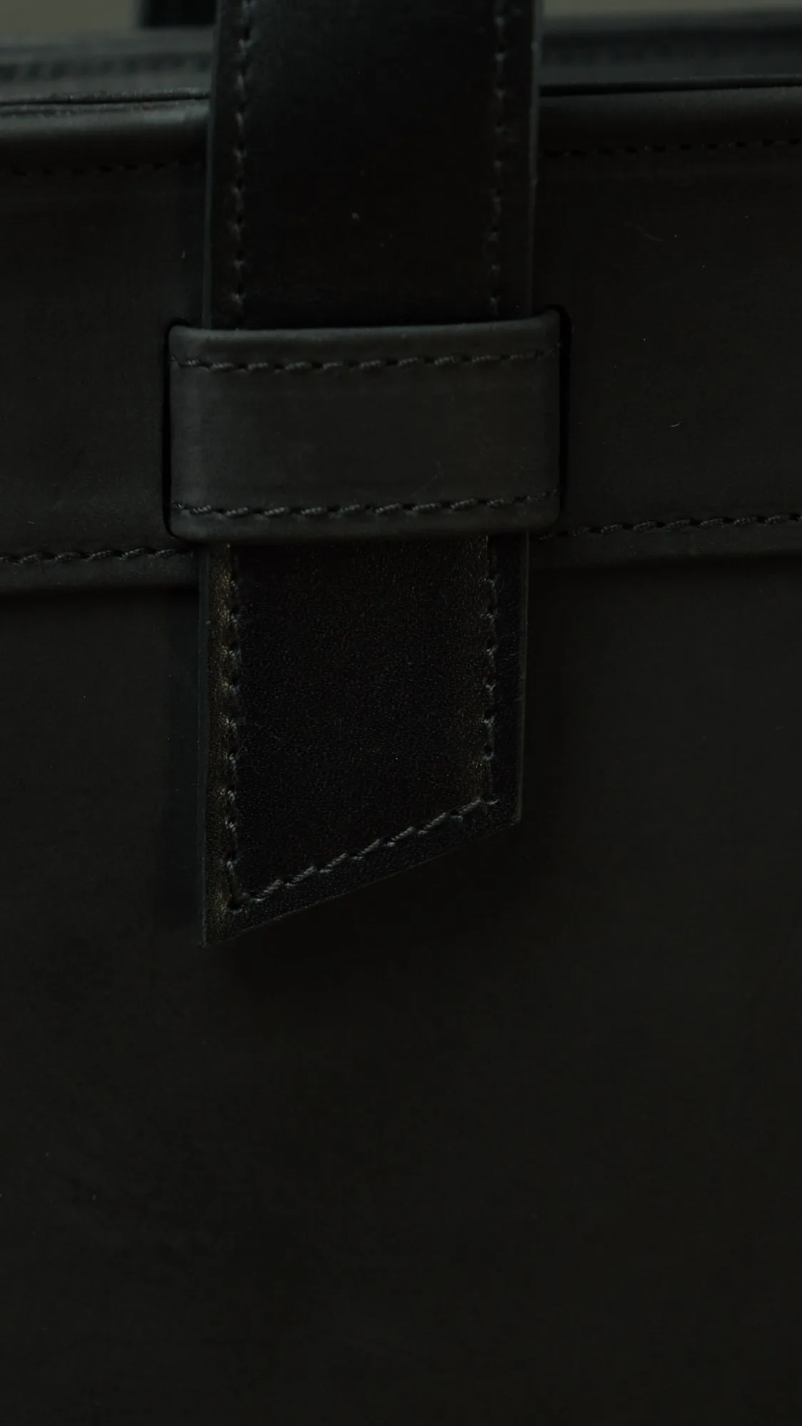 Ảnh Studio Túi tote da Nubuck màu đen dáng đứng - Koi Leather