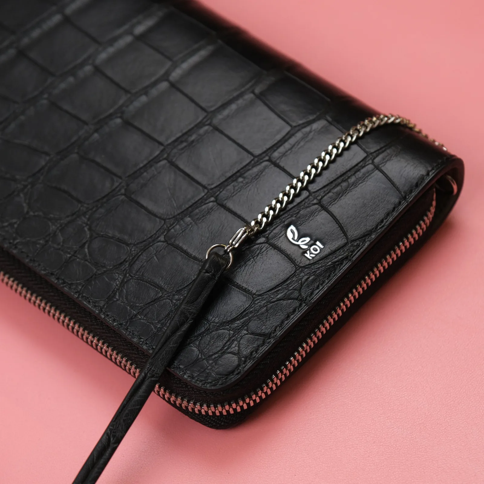 Ảnh Studio Ví dài da cá sấu màu đen kèm dây đeo chéo - Koi Leather
