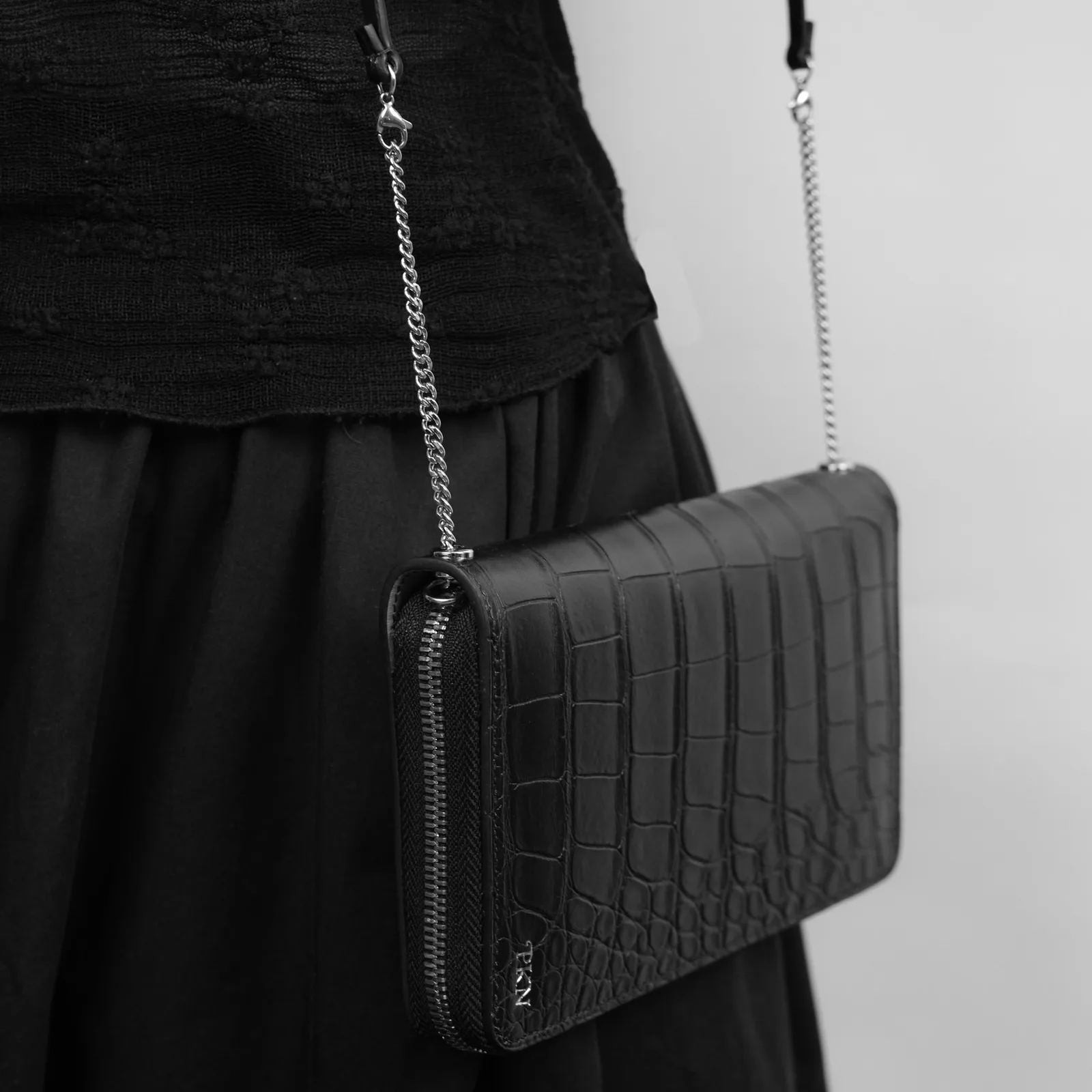 Ảnh Lifestyle Ví dài da cá sấu màu đen kèm dây đeo chéo - Koi Leather