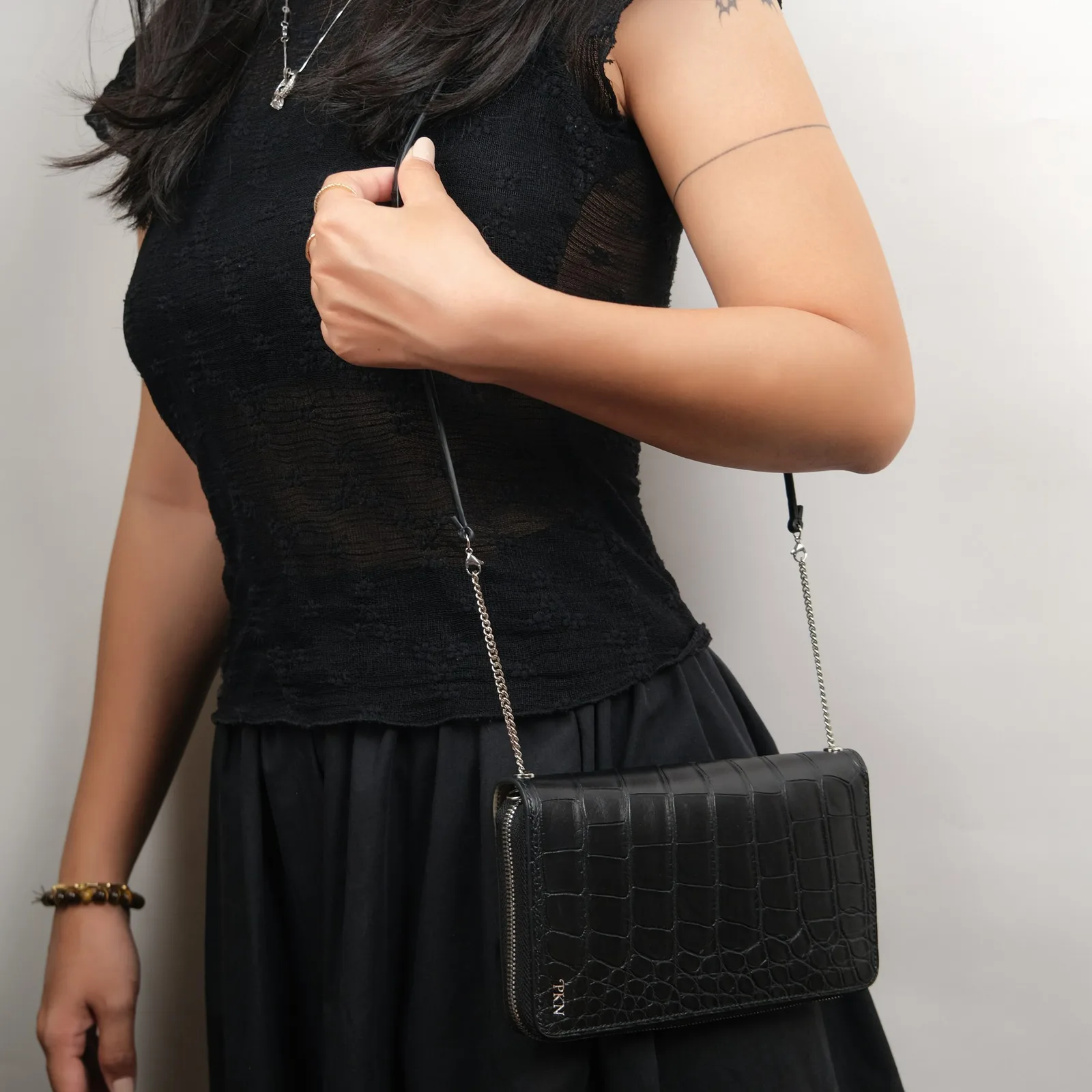 Ảnh Lifestyle Ví dài da cá sấu màu đen kèm dây đeo chéo - Koi Leather