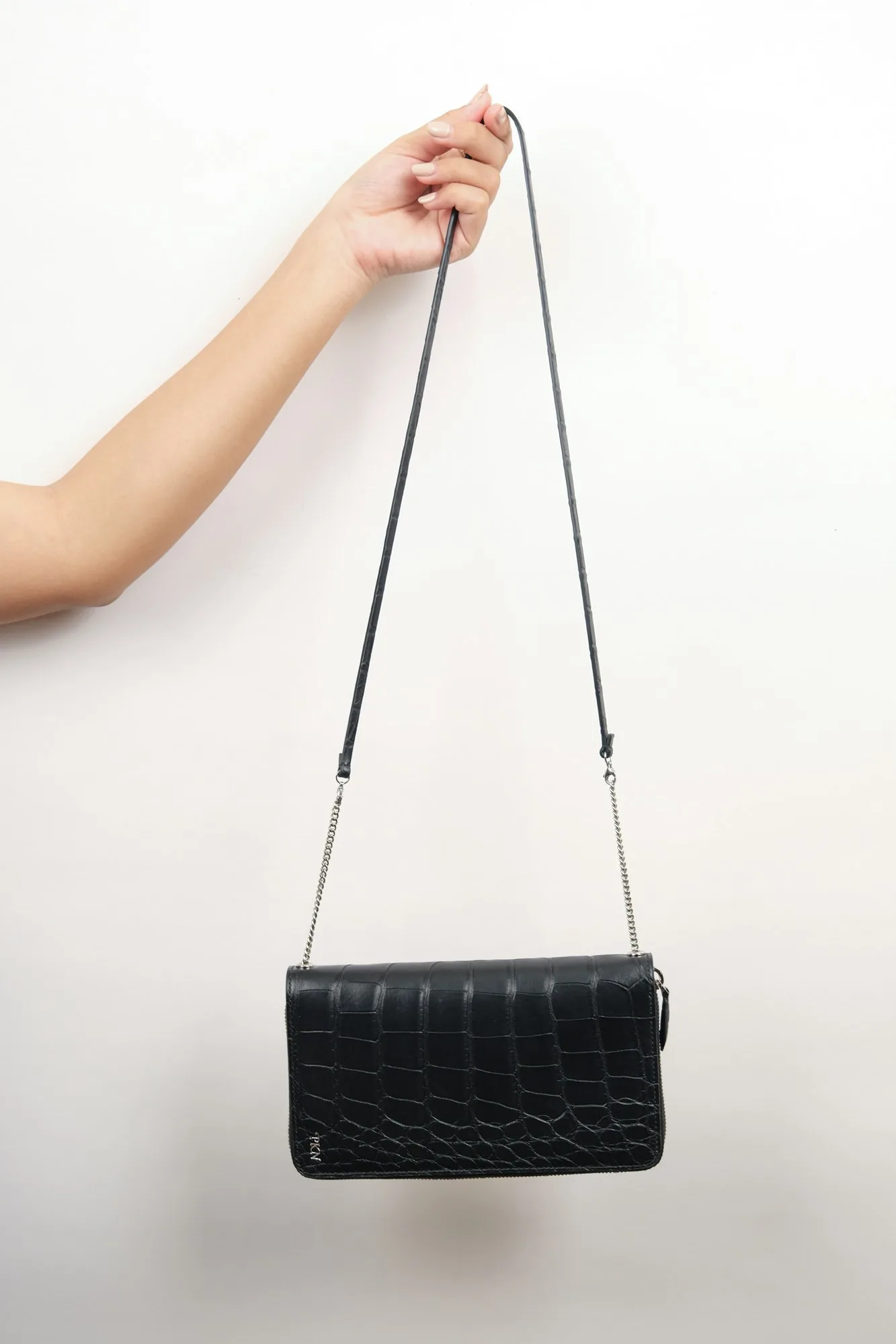 Ảnh Lifestyle Ví dài da cá sấu màu đen kèm dây đeo chéo - Koi Leather