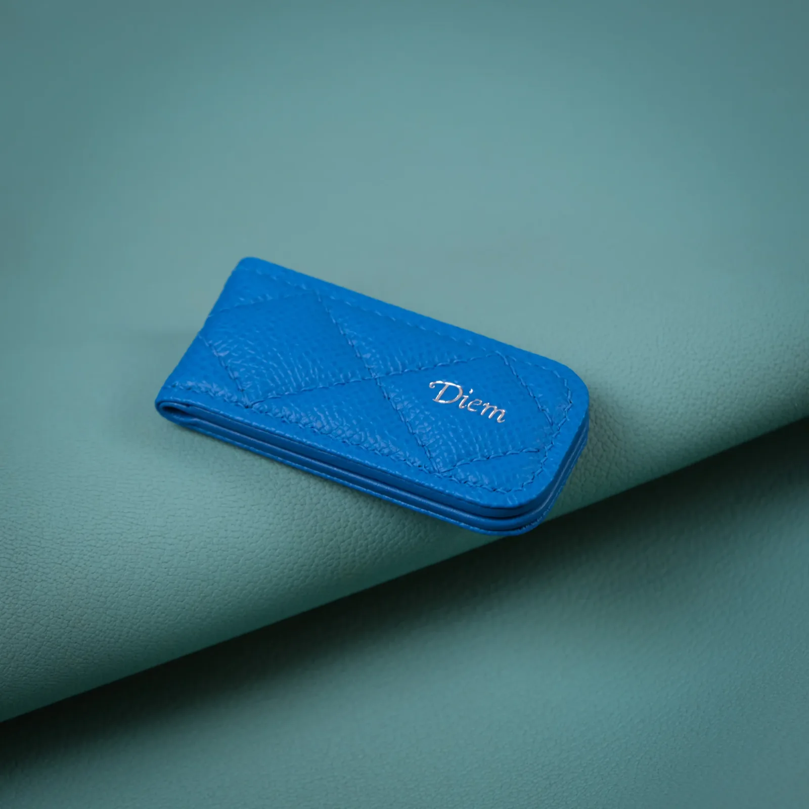 Ảnh Studio Money clip xanh - KOI Leather