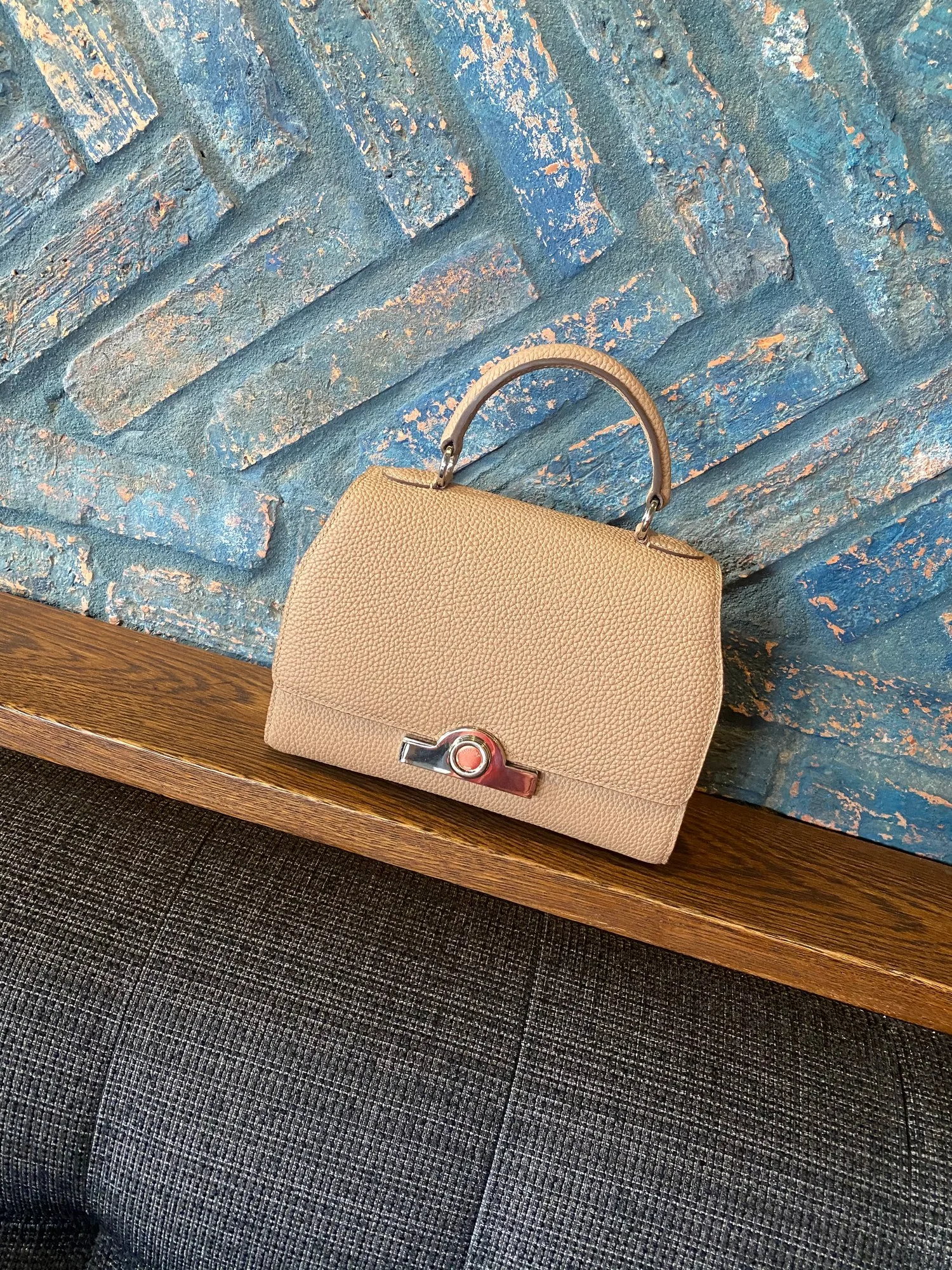 Ảnh Lifestyle Túi xách da Togo màu Chai quai cầm nắp gập - Koi Leather