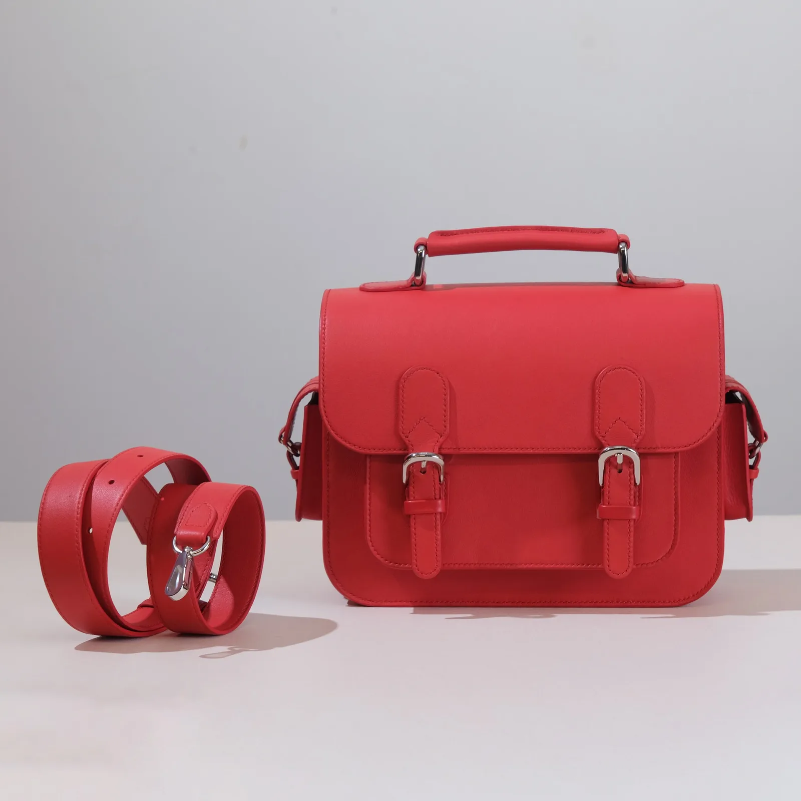 Ảnh Studio Túi satchel da màu đỏ quai xách kèm dây đeo chéo - Koi Leather