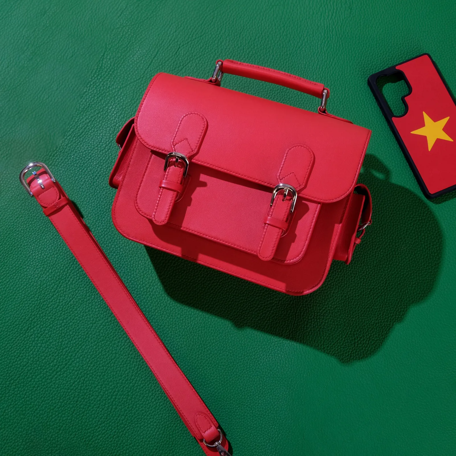 Ảnh Studio Túi satchel da màu đỏ quai xách kèm dây đeo chéo - Koi Leather