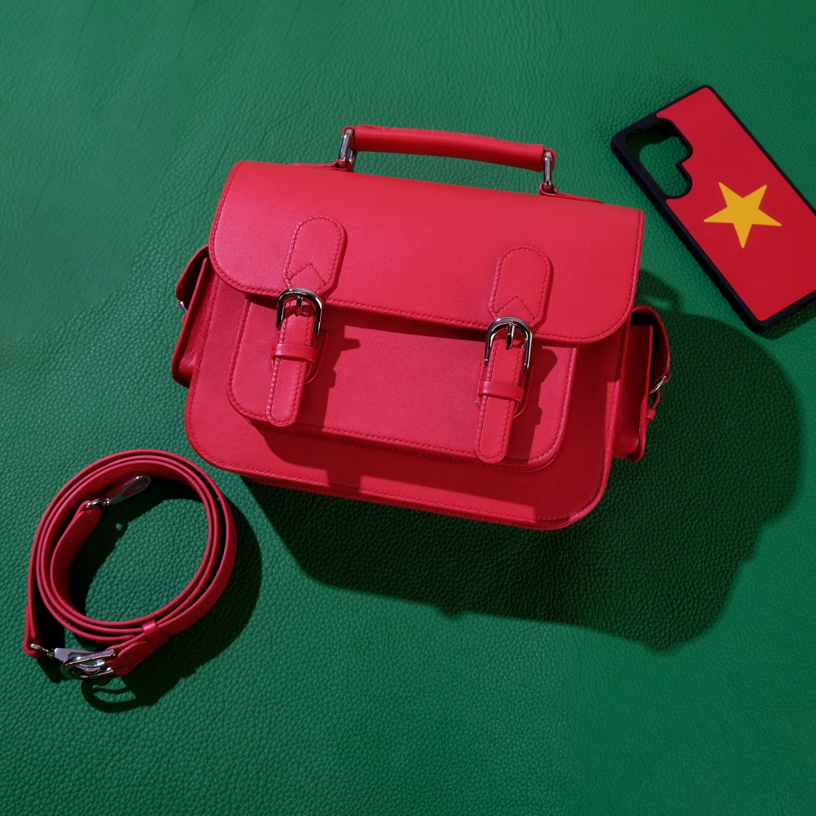 Ảnh Studio Túi satchel da màu đỏ quai xách kèm dây đeo chéo - Koi Leather
