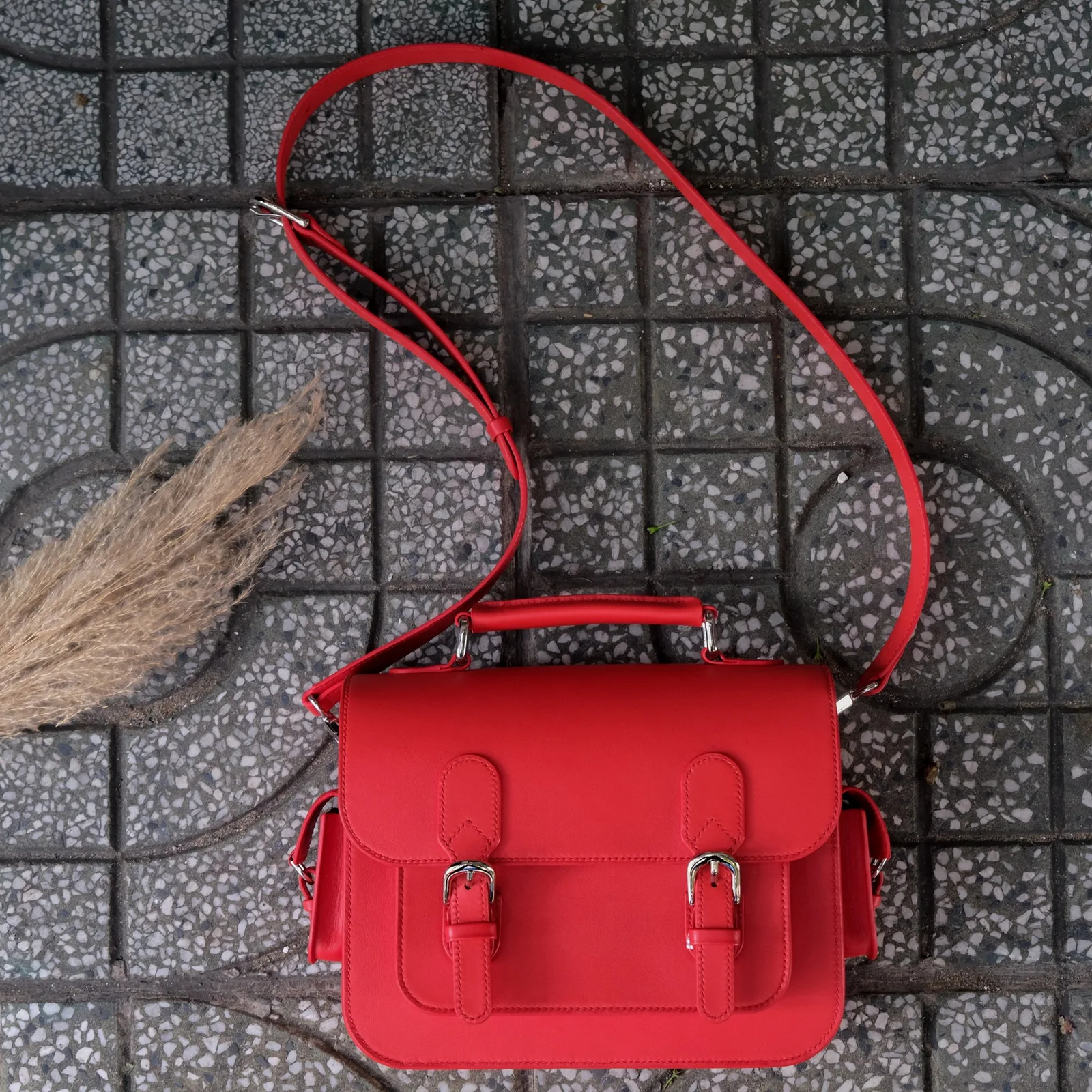 Ảnh Lifestyle Túi satchel da màu đỏ quai xách kèm dây đeo chéo - Koi Leather