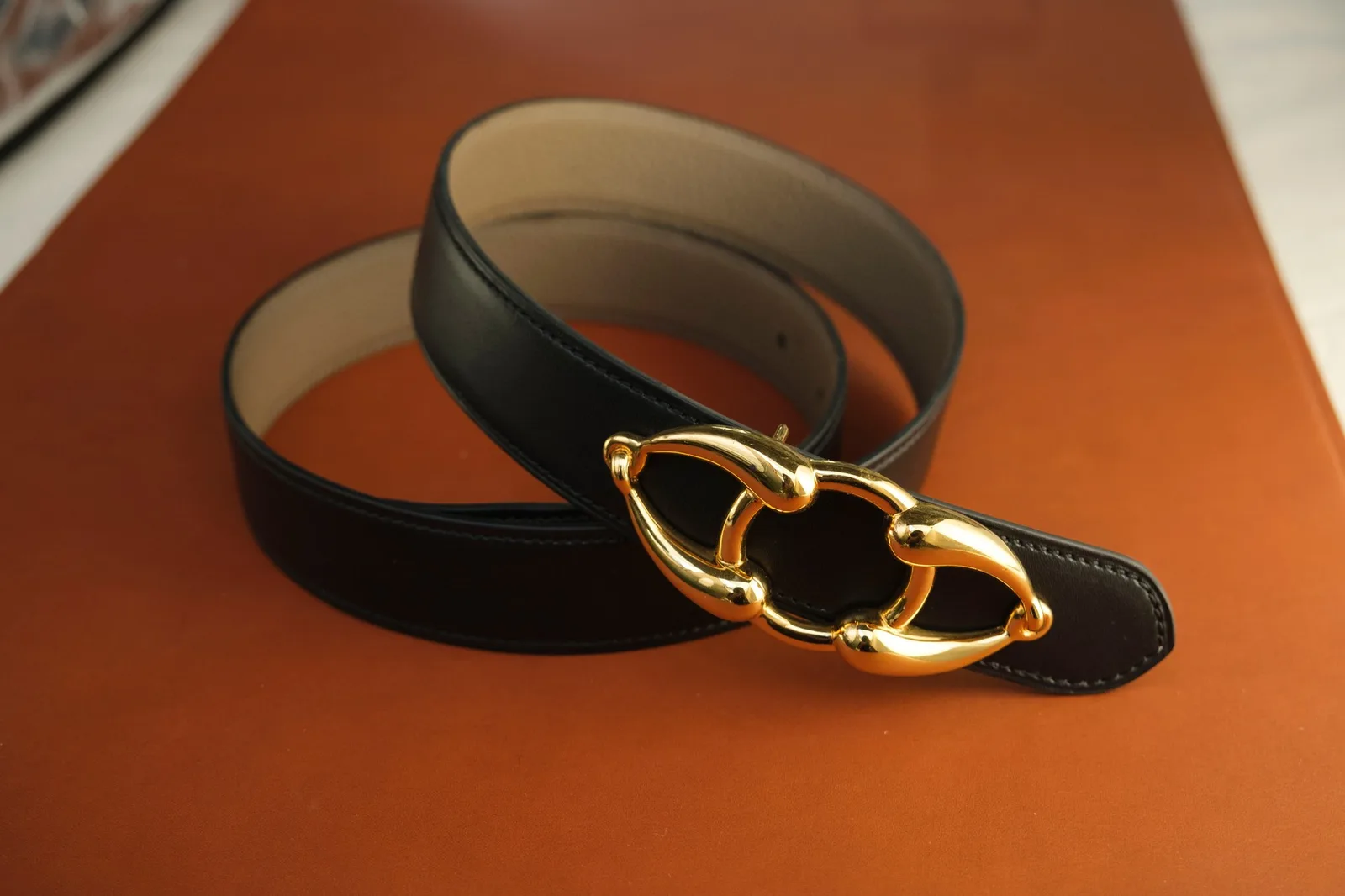Ảnh Studio Thắt lưng nữ da bò màu đen khoá móc còng mạ vàng - Koi Leather