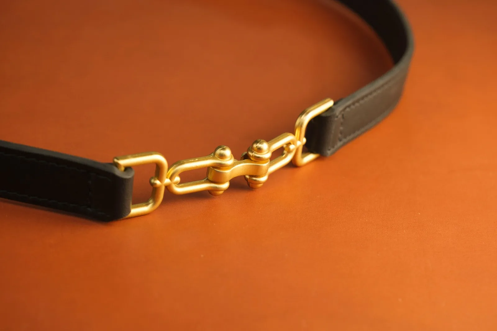 Ảnh Studio Thắt lưng nữ da bò màu đen khoá móc còng mạ vàng - Koi Leather