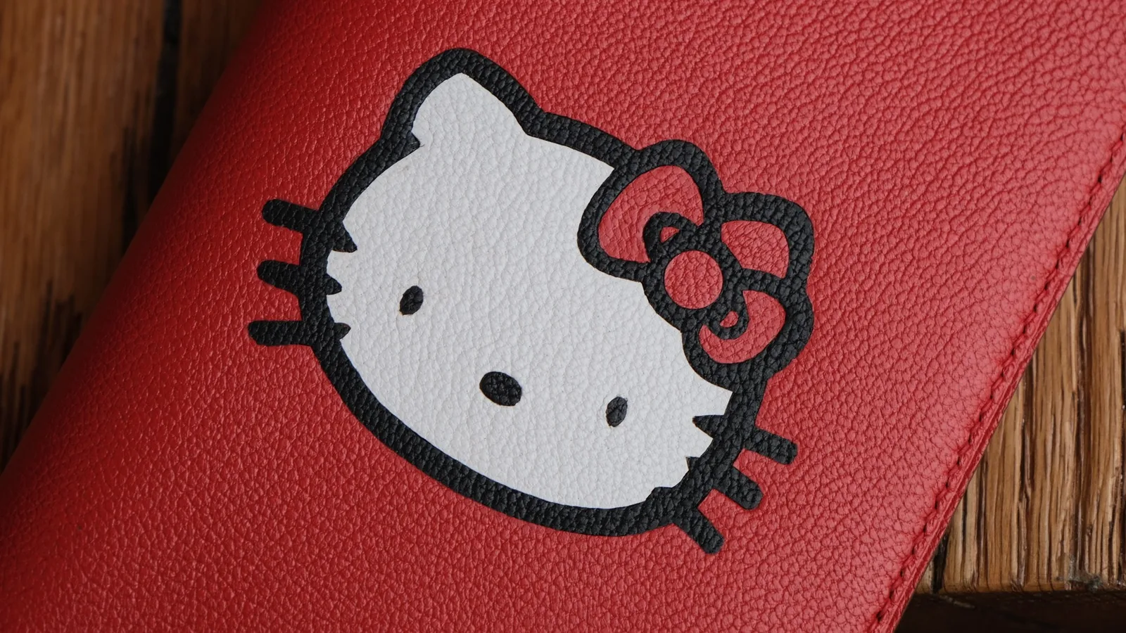 Ảnh Studio Bao da hộ chiếu da dê màu đỏ ghép da Hello Kitty - Koi Leather