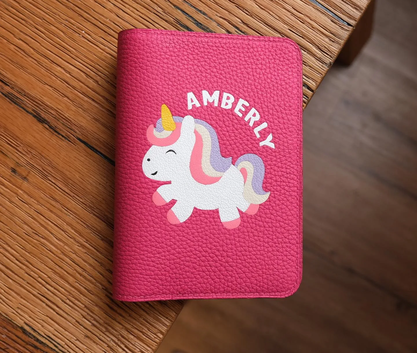 Ảnh Studio Bao da hộ chiếu da dê Alran. Ghép da Hello Kitty - Koi Leather