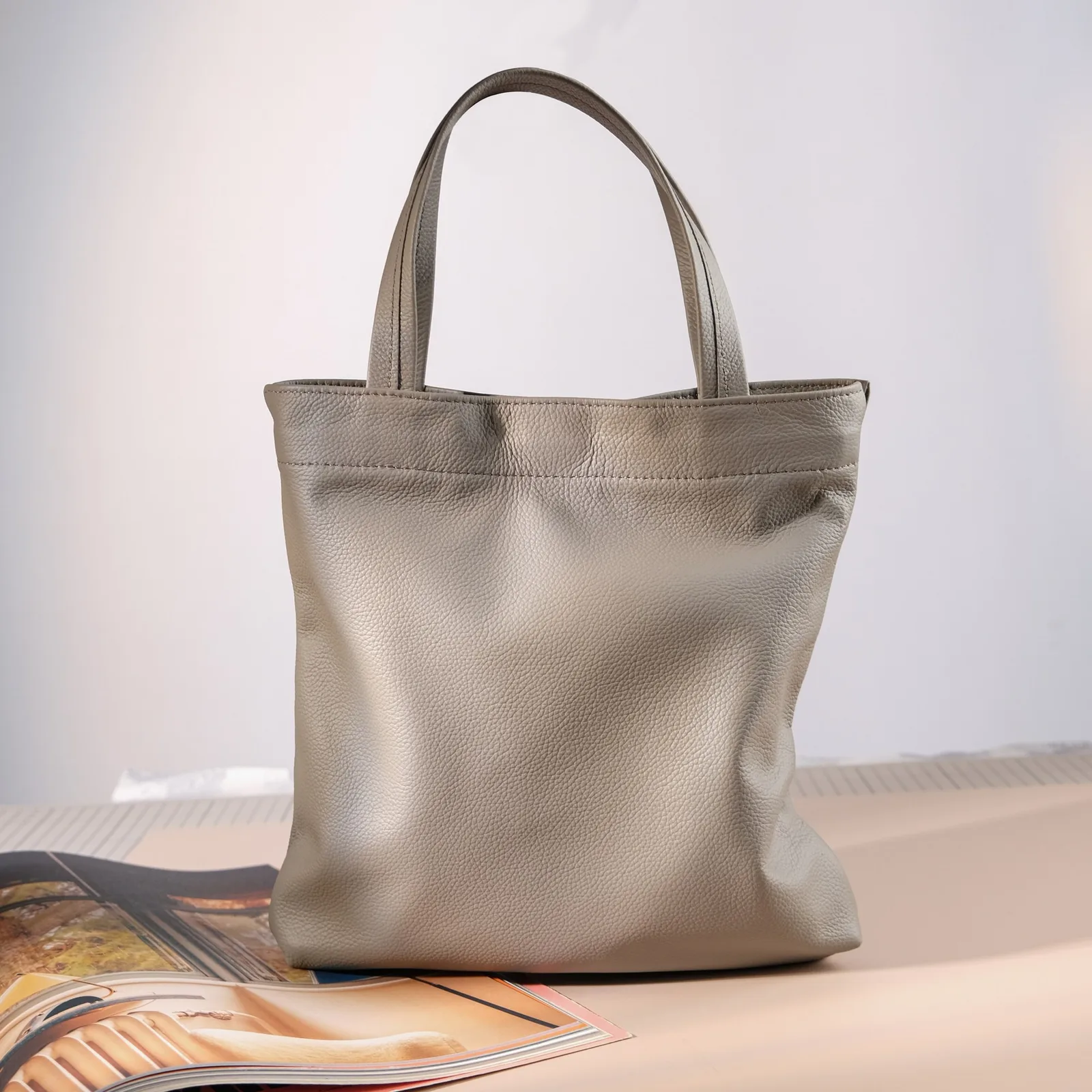Ảnh Studio Túi mini tote da bò dáng mềm quai xách tay - Koi Leather