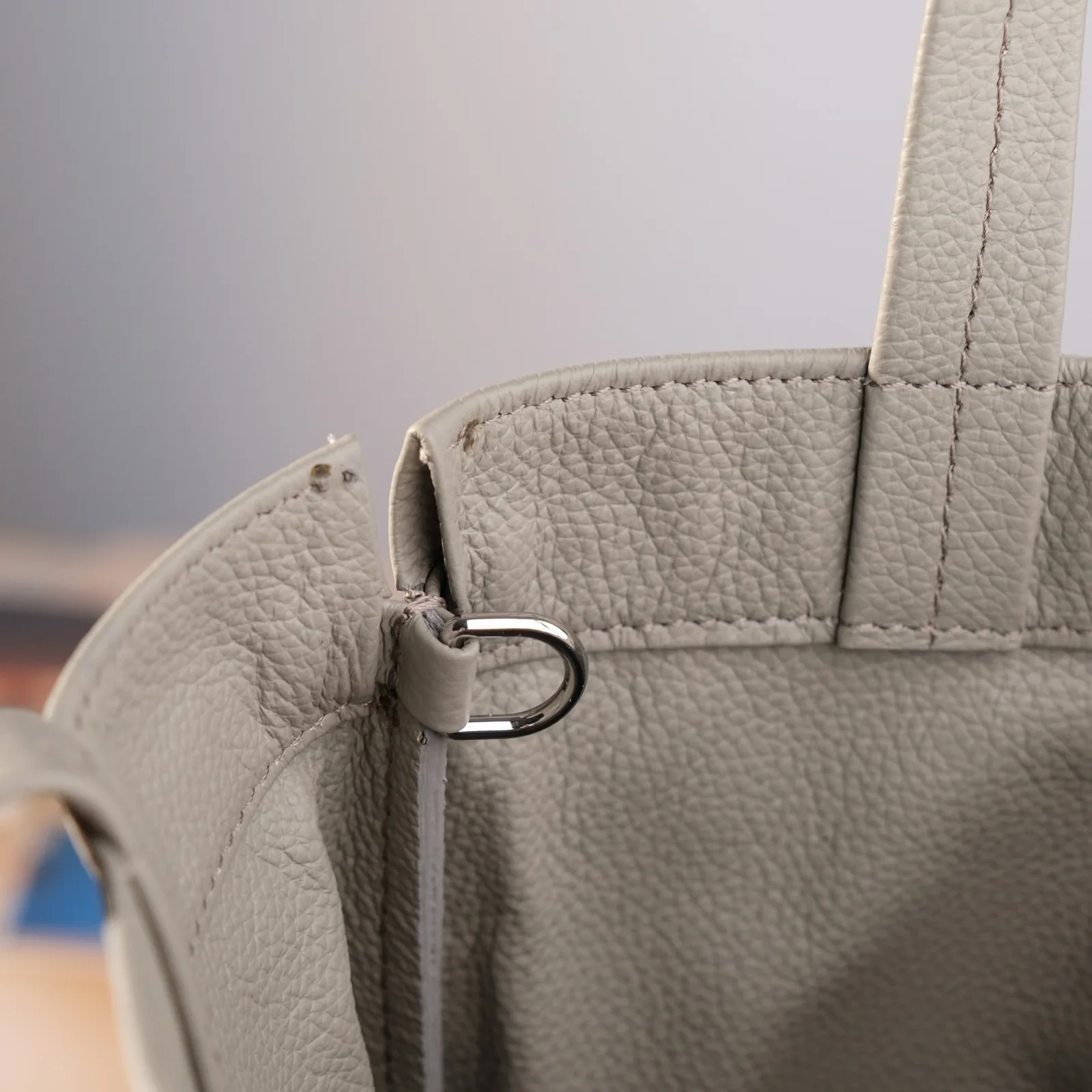 Ảnh Studio Túi mini tote da bò dáng mềm quai xách tay - Koi Leather