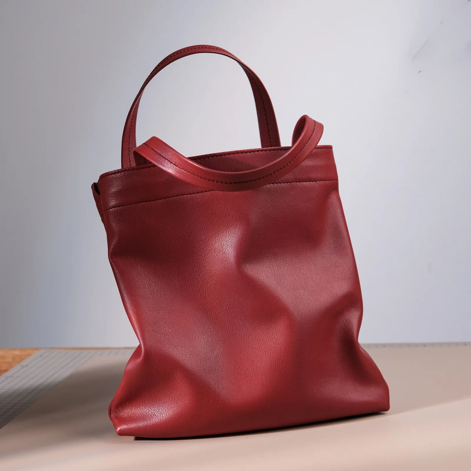Ảnh Studio Túi mini tote da bò dáng mềm quai xách tay - Koi Leather