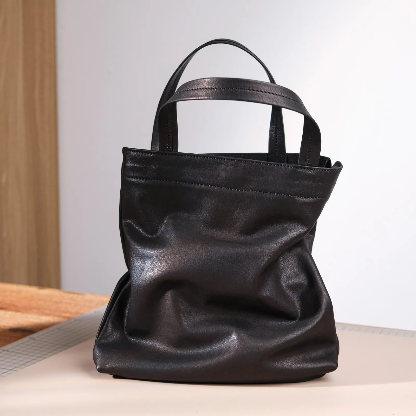 Ảnh Studio Túi mini tote da bò dáng mềm quai xách tay - Koi Leather