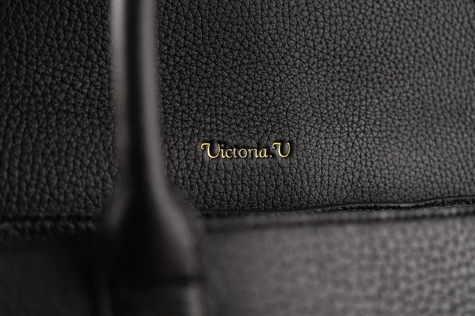 Ảnh Túi tote da Clemence màu đen khoá cài kèm quai đeo - Koi Leather