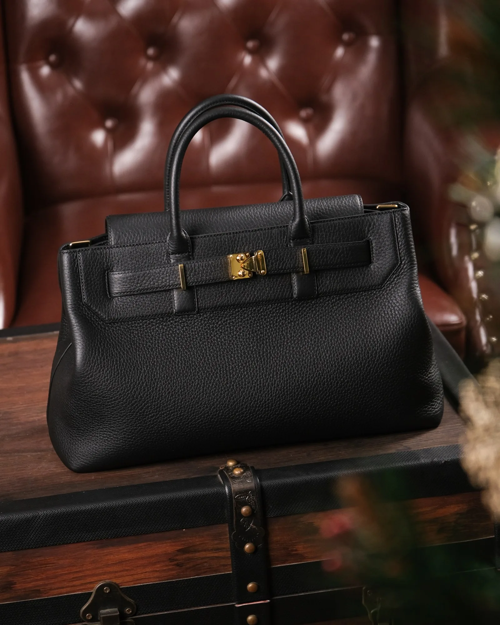 Ảnh Lifestyle Túi tote da Clemence màu đen khoá cài kèm quai đeo - Koi Leather