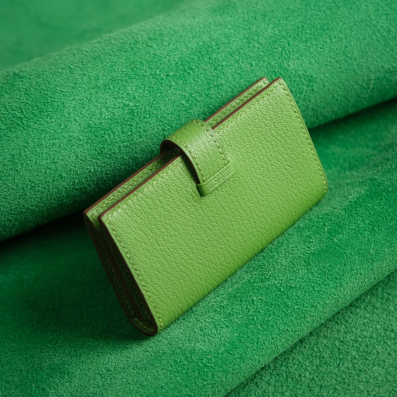 Ảnh Studio Ví đựng thẻ da dê dáng gập khóa chữ H màu xanh lá - Koi Leather
