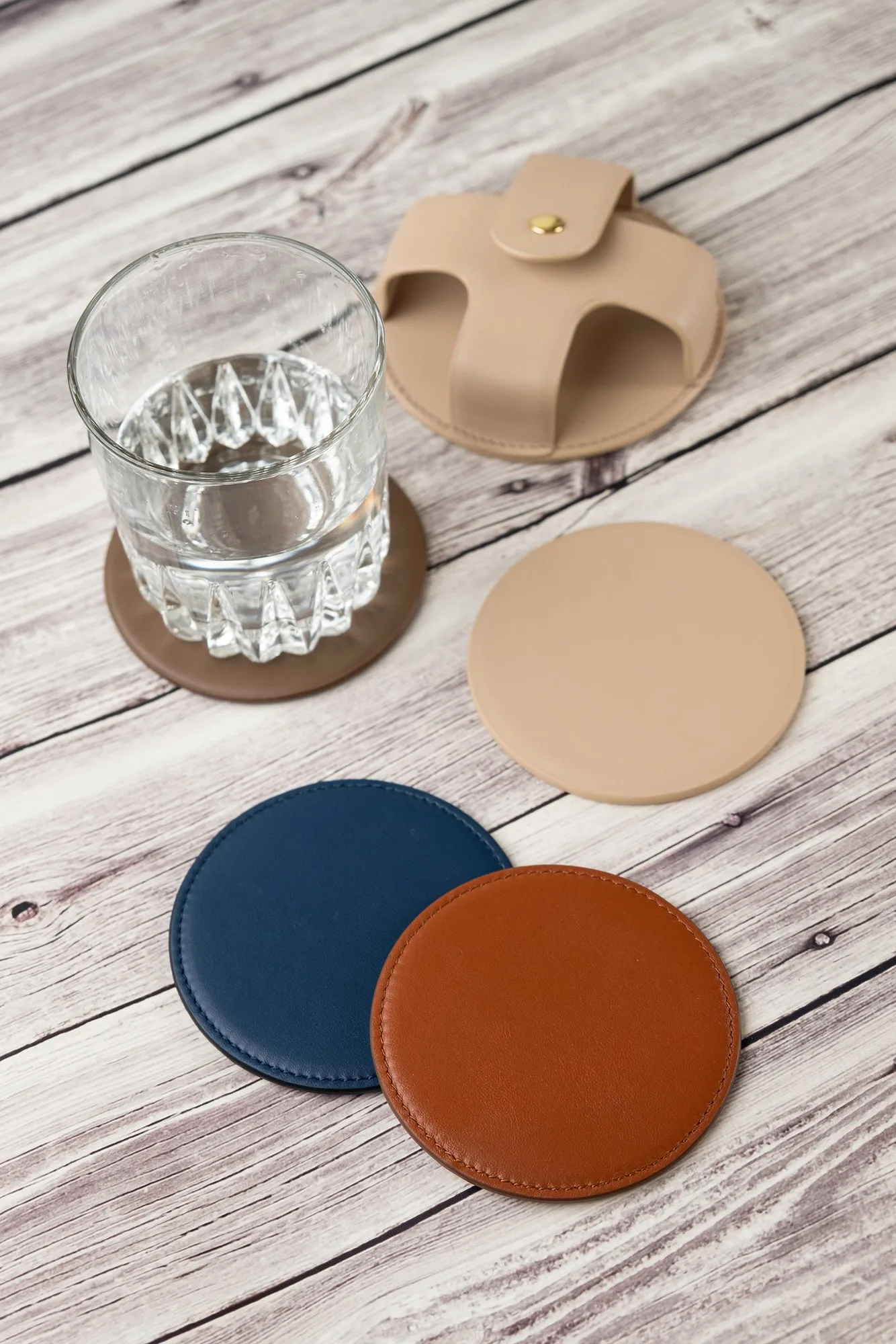 Ảnh Lifestyle Bộ lót ly da bò dáng tròn kèm khay giữ - Koi Leather
