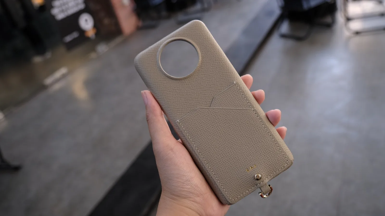 Ảnh Lifestyle Ốp lưng điện thoại da bò có ngăn đựng thẻ - Koi Leather