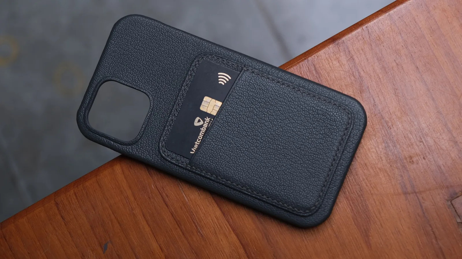 Ảnh Lifestyle Ốp lưng điện thoại da bò có ngăn đựng thẻ - Koi Leather