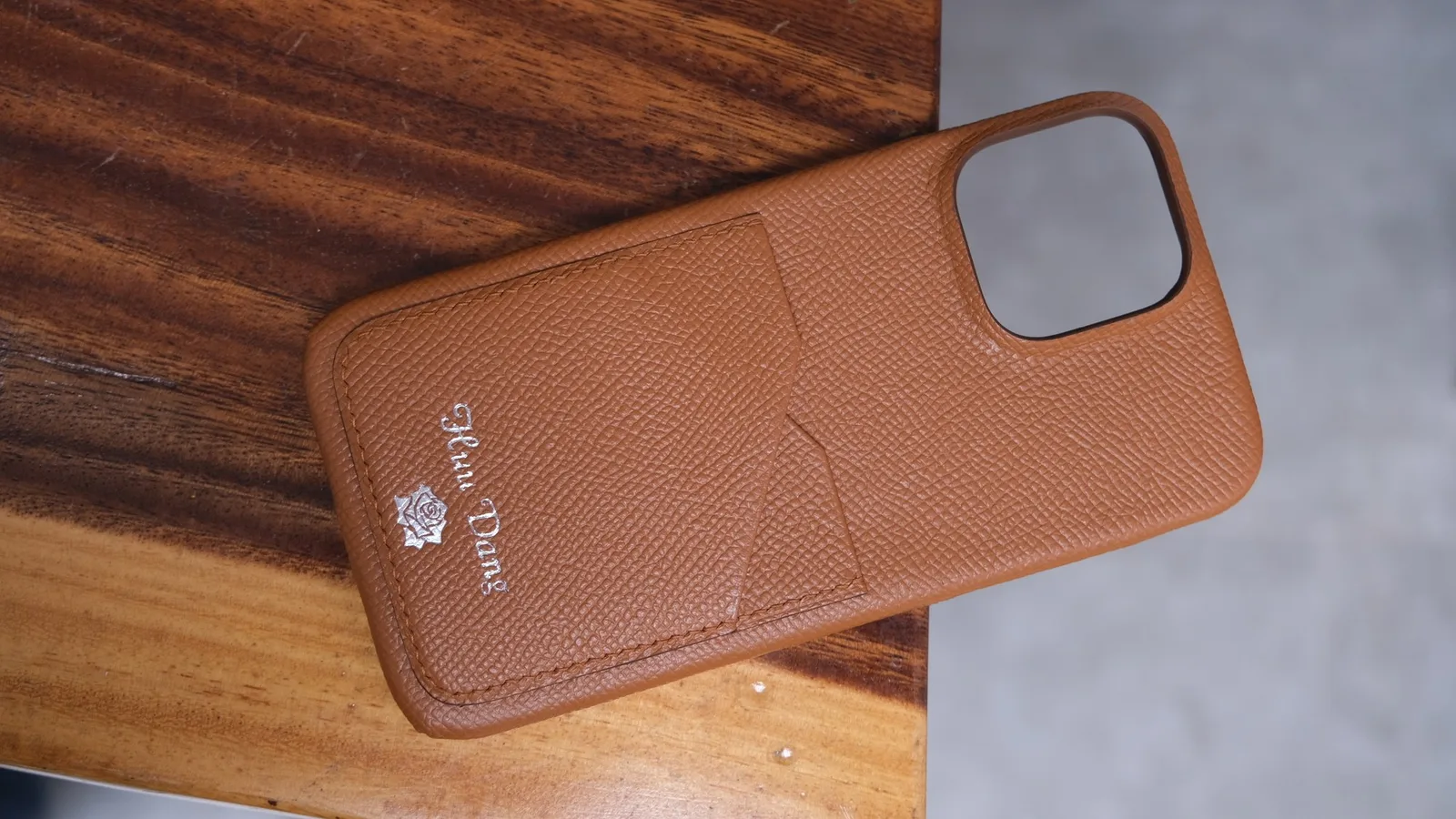 Ảnh Studio Ốp lưng điện thoại da bò có ngăn đựng thẻ - Koi Leather