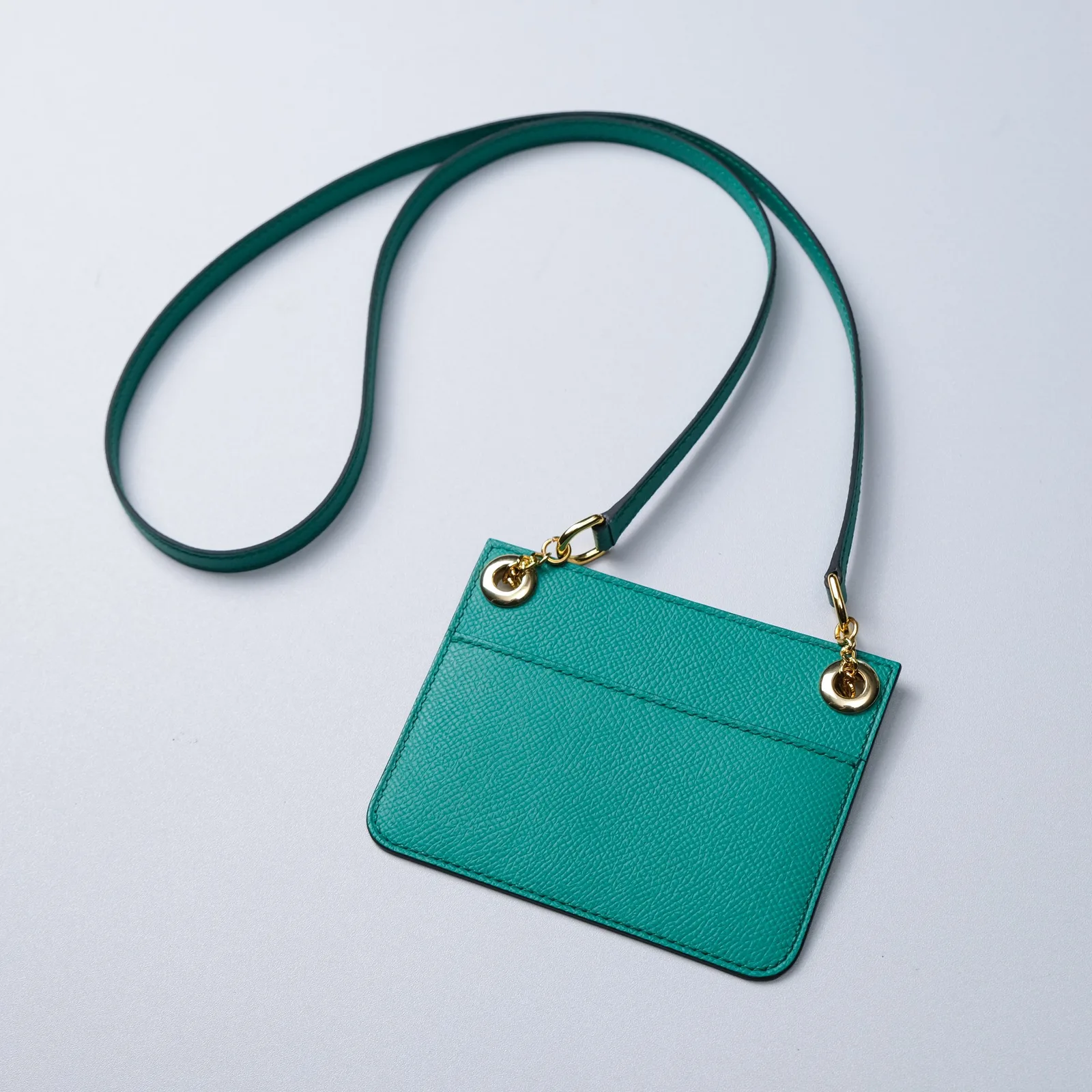 Ảnh Studio Bộ dây đeo và tấm lót ví da Epsom màu xanh lá - Koi Leather