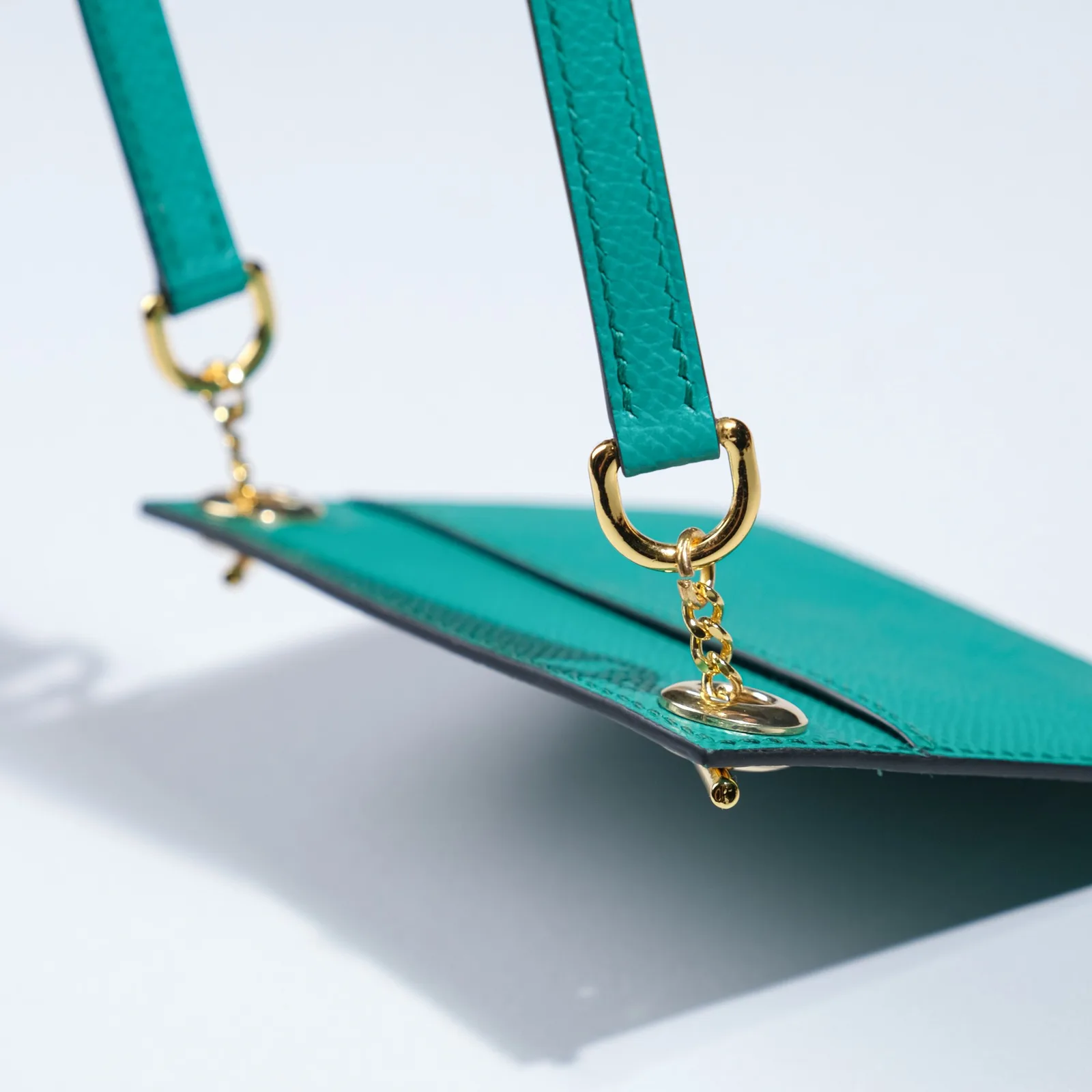Ảnh Studio Bộ dây đeo và tấm lót ví da Epsom màu xanh lá - Koi Leather