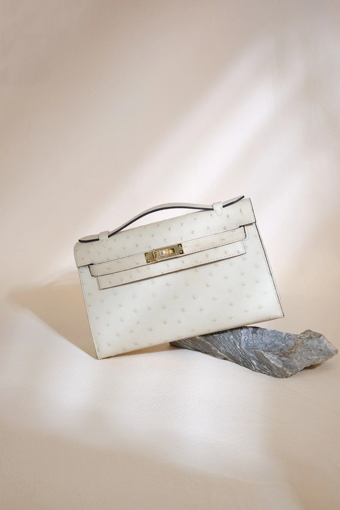 Ảnh Studio Túi clutch da đà điểu màu kem nắp gập quai xách - Koi Leather
