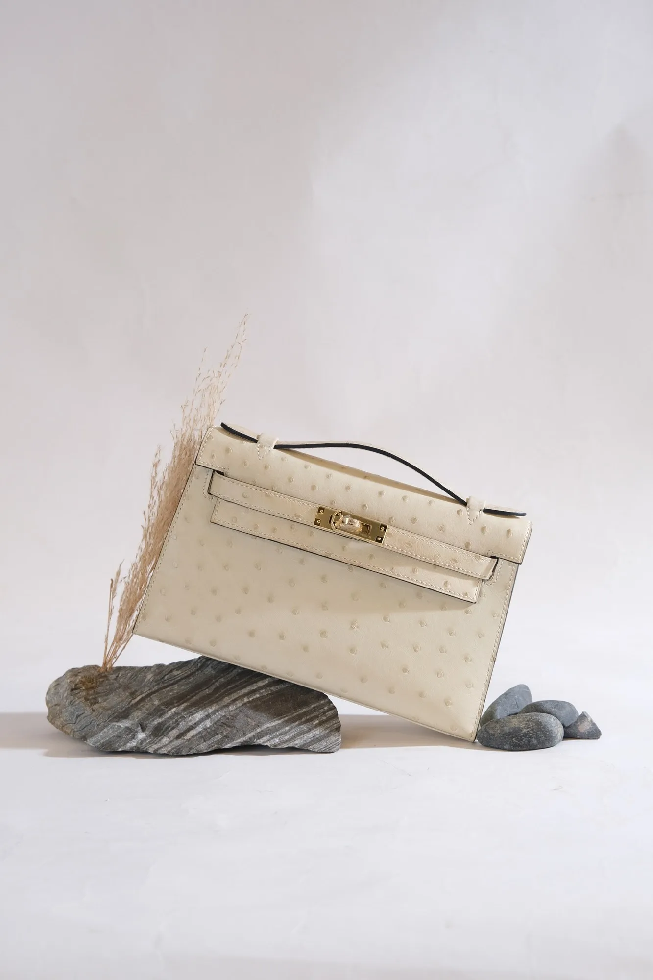 Ảnh Studio Túi clutch da đà điểu màu kem nắp gập quai xách - Koi Leather