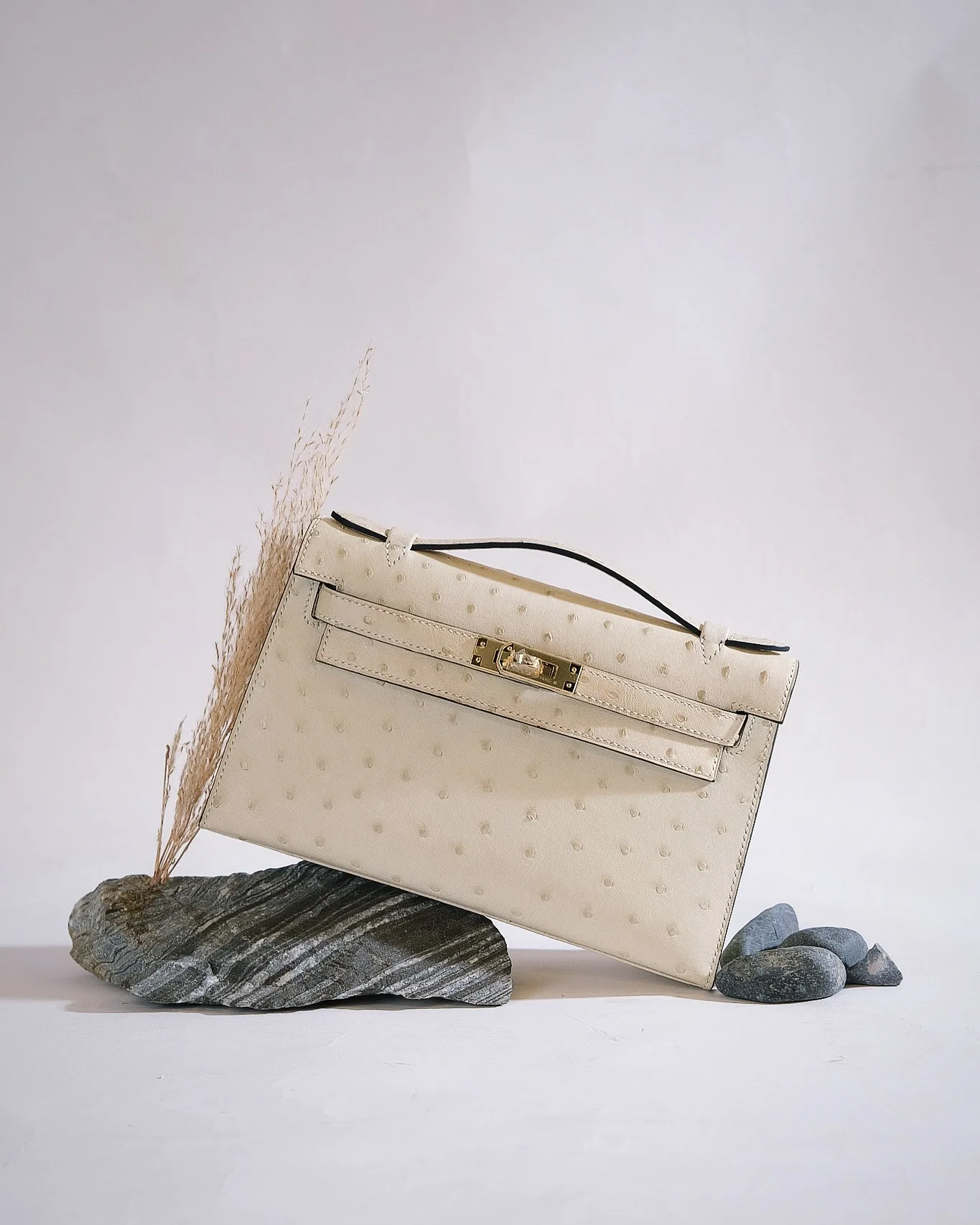 Ảnh Studio Túi clutch da đà điểu màu kem nắp gập quai xách - Koi Leather