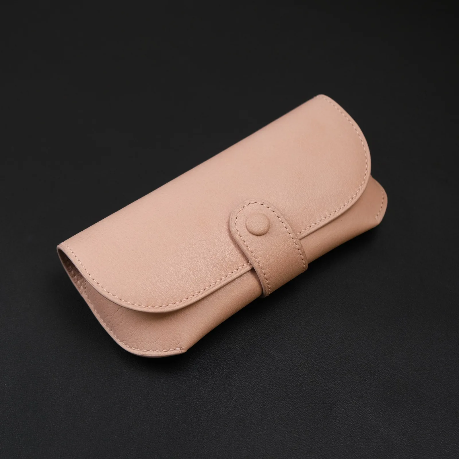 Ảnh Studio Bao da đựng mắt kính màu hồng nắp bấm bọc da - Koi Leather